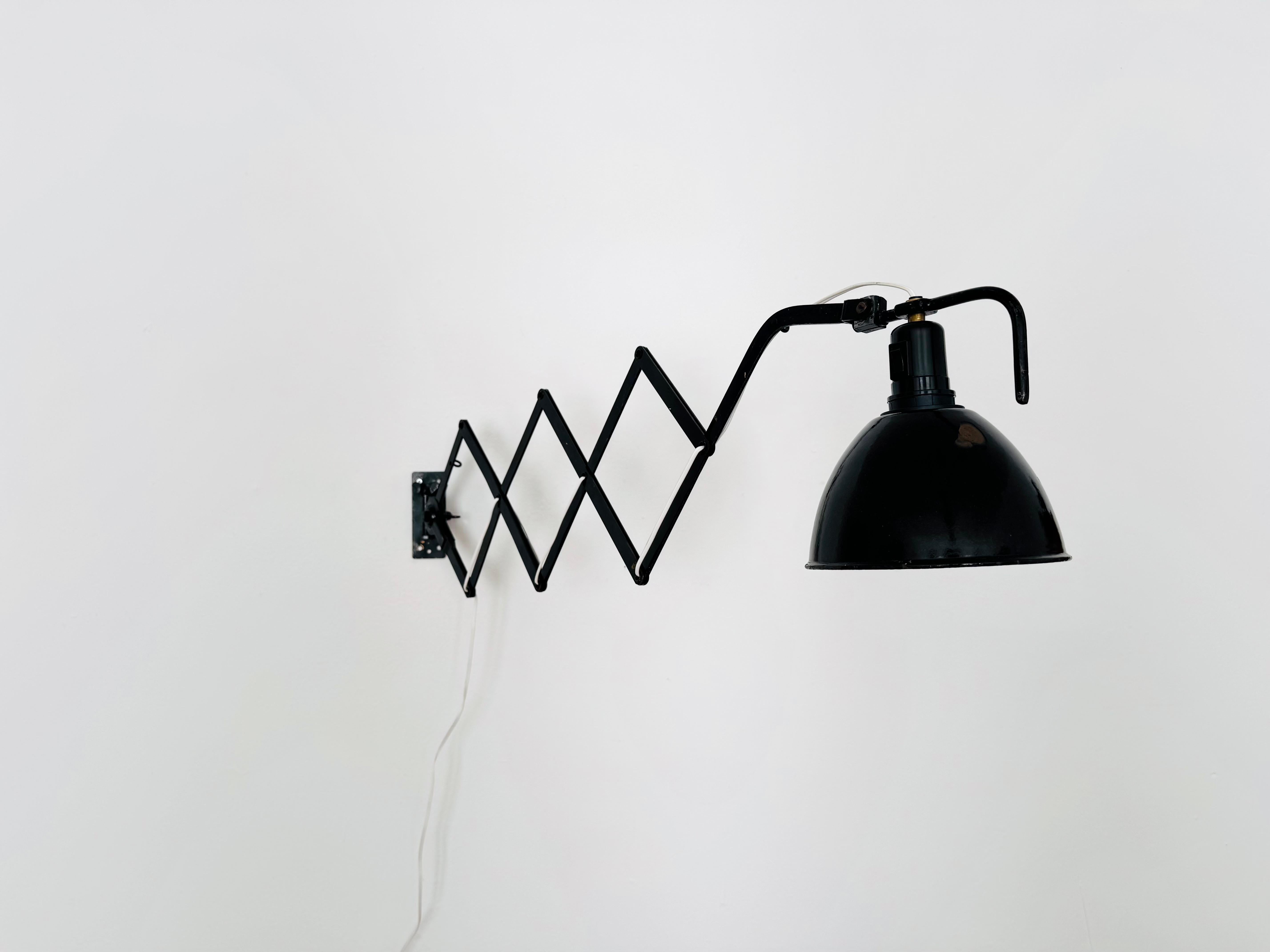 Maravilloso aplique industrial extensible de los años 50.
Un diseño fantástico y un clásico absoluto.
La combinación de artesanía de alta calidad y detalles meticulosos es un valor añadido para cualquier hogar.
El mecanismo de tijera permite un