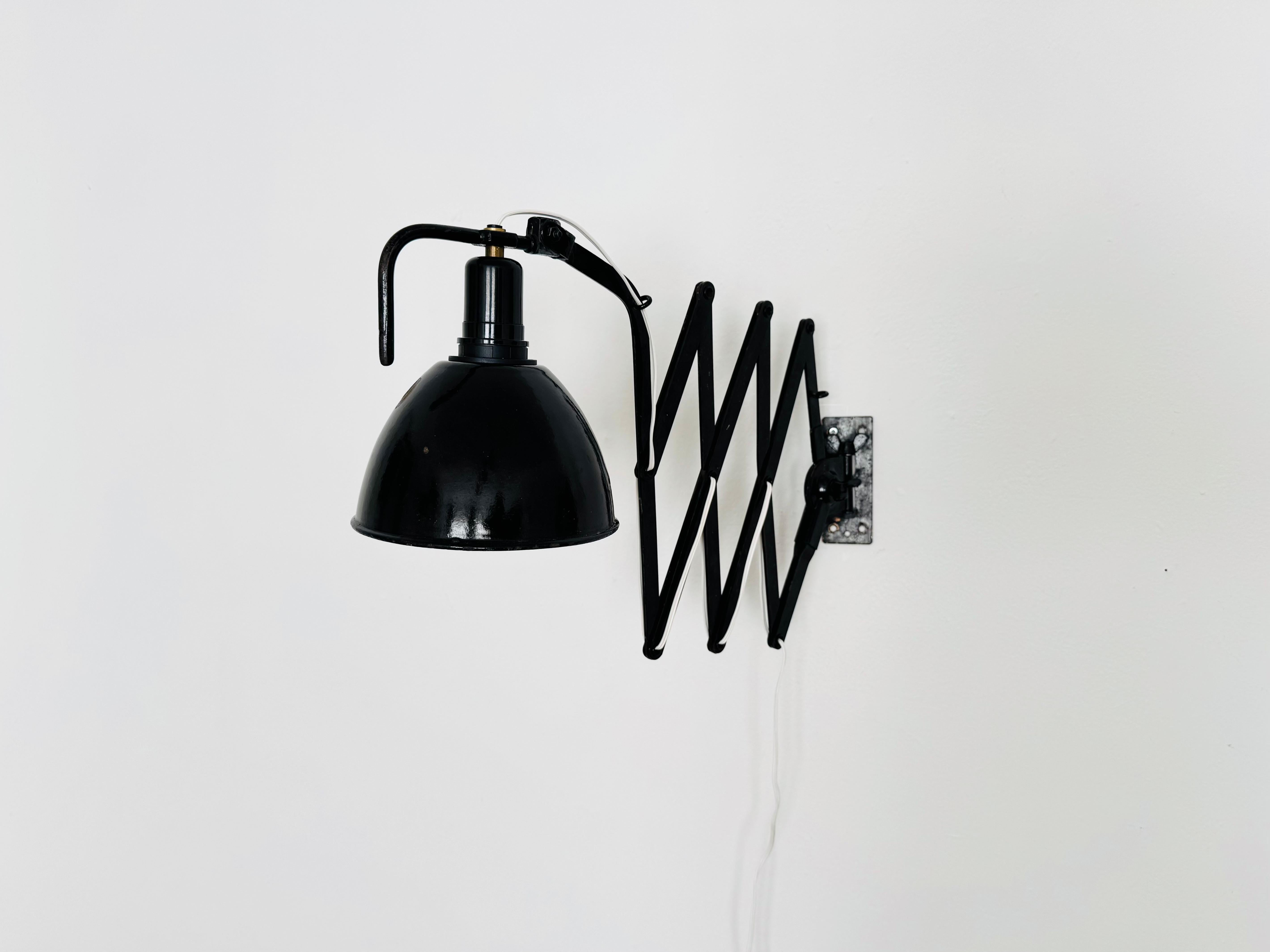 Lámpara industrial de pared Moderno de mediados de siglo en venta