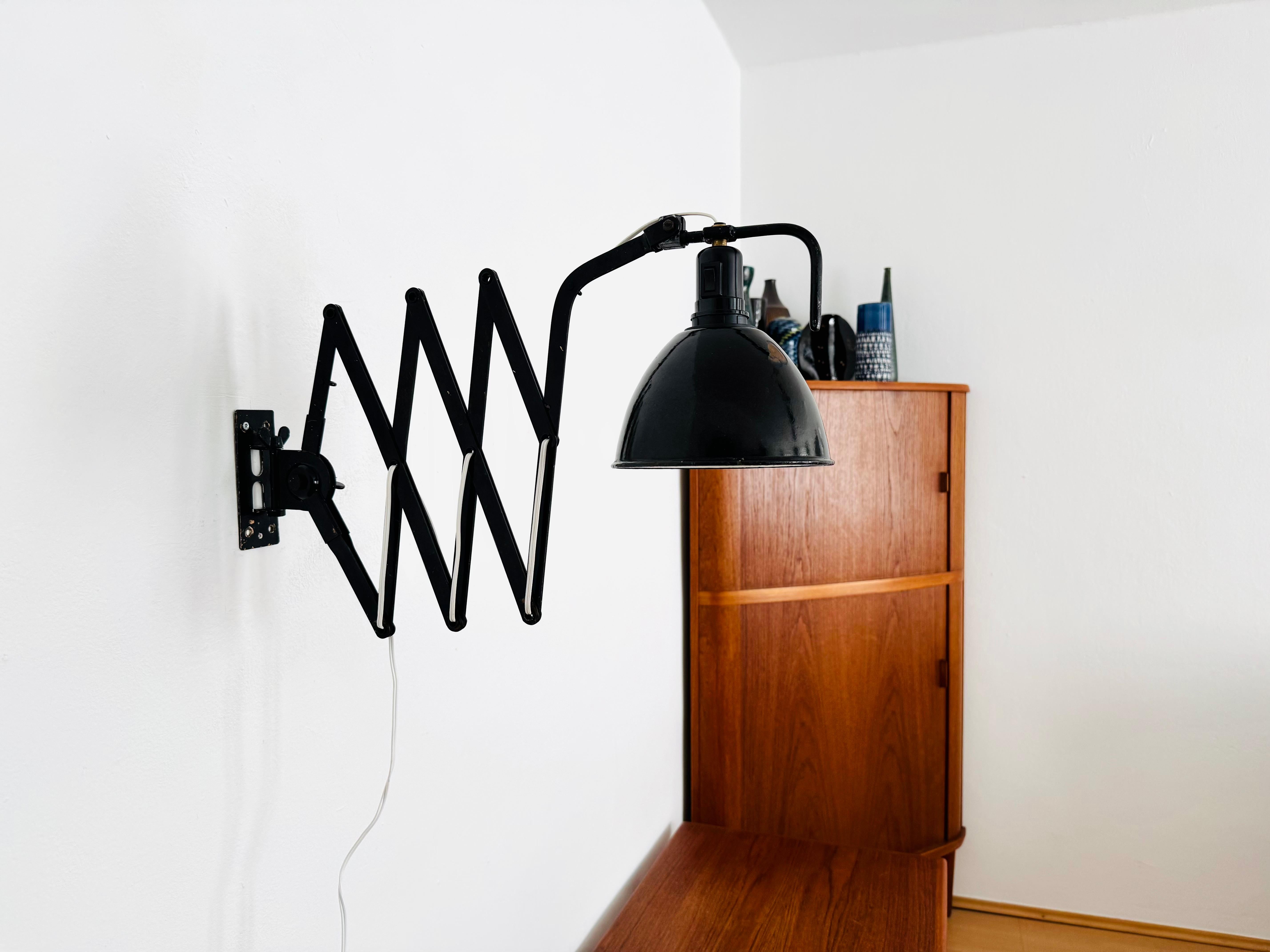 Lámpara industrial de pared mediados del siglo XX en venta