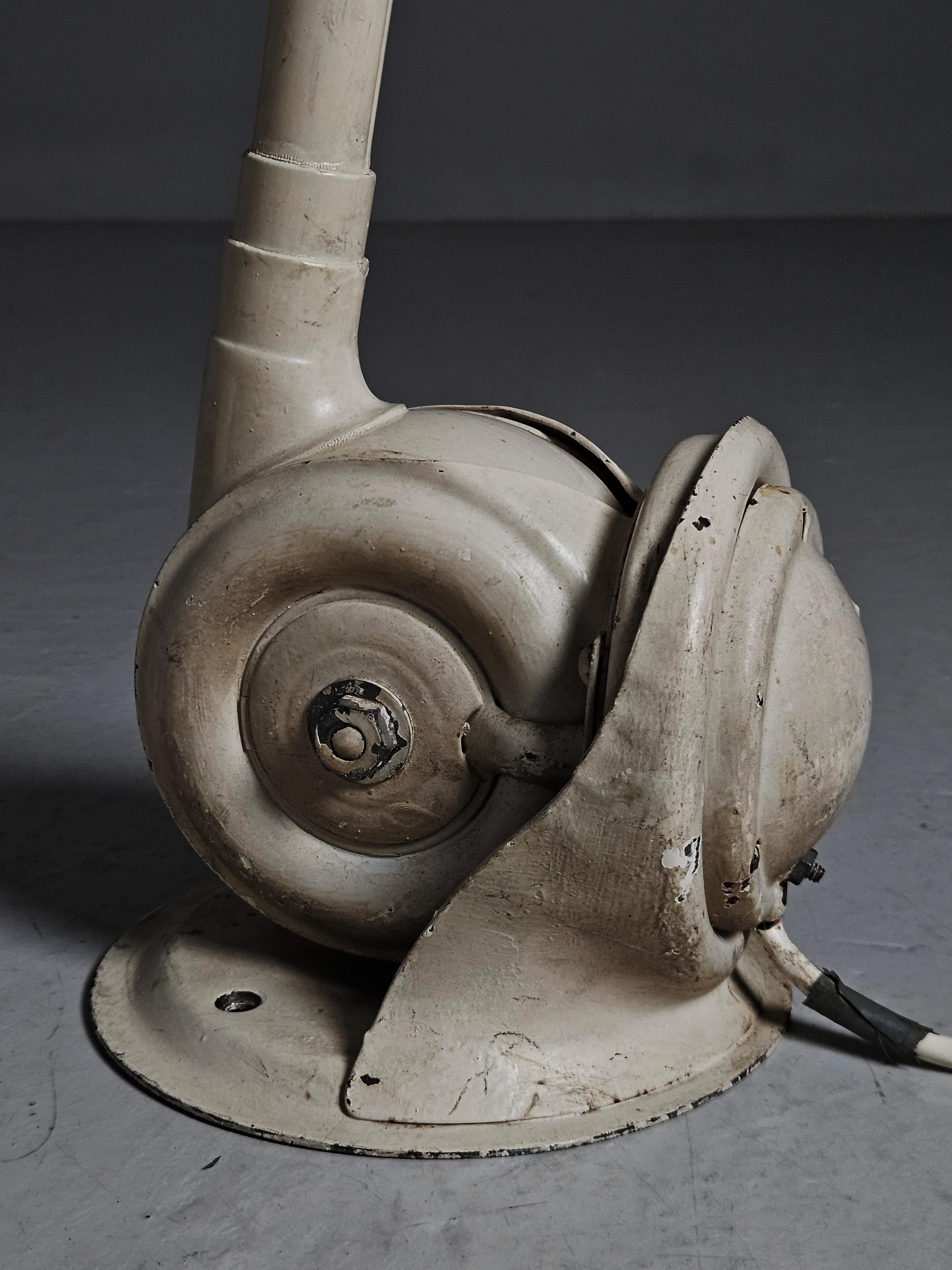 Lampada dal design magistrale di Johan Petter Johansson. Model Triplex ha avuto una propria fabbrica a partire dal 1919 in Svezia. 
Ampiamente utilizzata come lampada industriale in Scandinavia nella metà del XX secolo. 

Complessa lavorazione