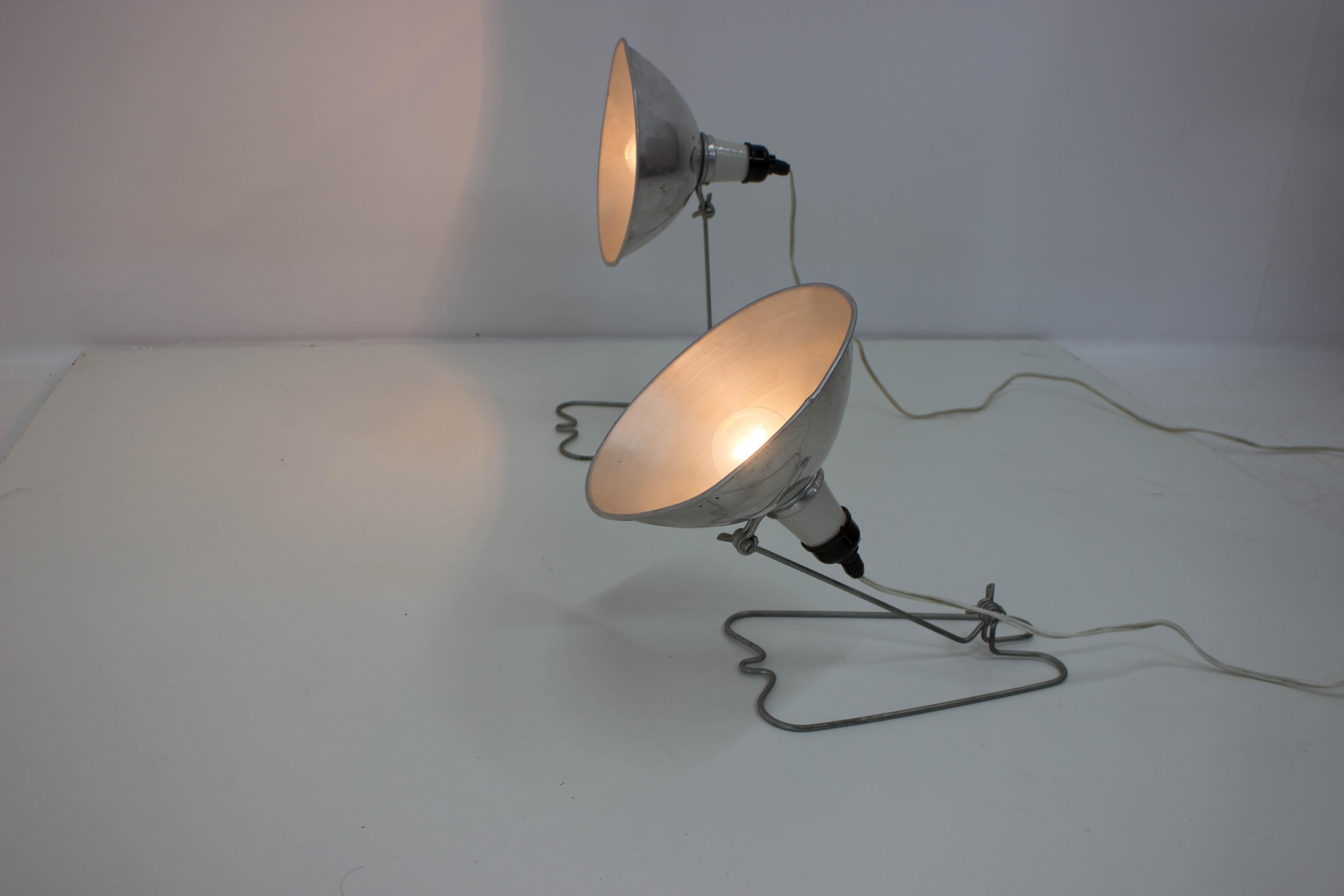 Industrielle Wand- oder Tischleuchten:: Satz mit zwei Lampen:: max. 500 W (Aluminium) im Angebot