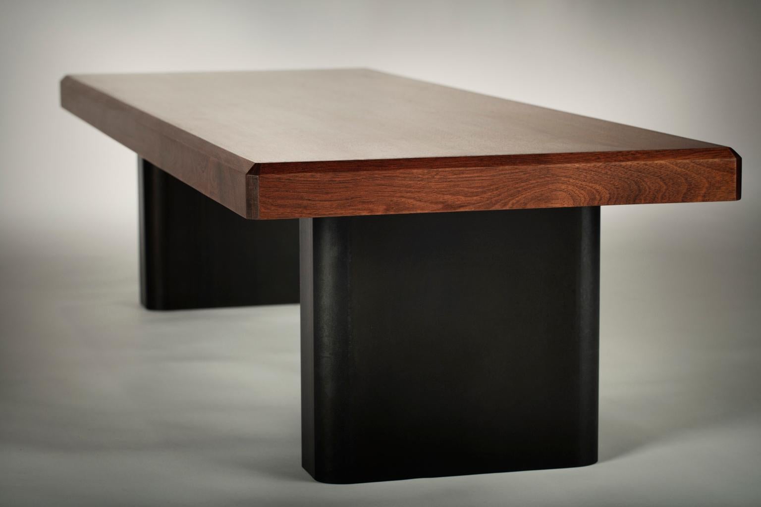 Industrieller Tisch aus Nussbaum und geschwärztem Stahl (Postmoderne) im Angebot
