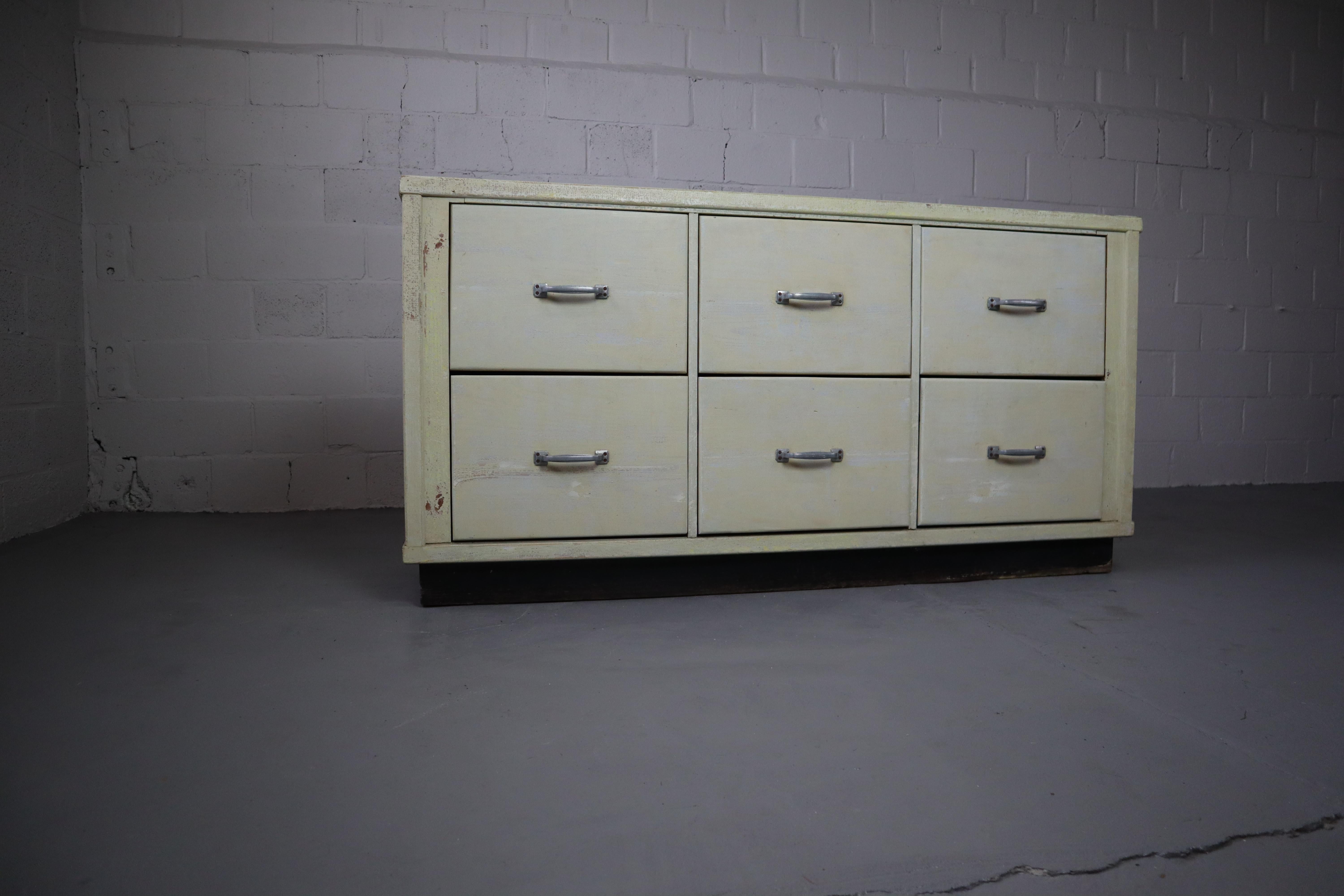 Industrial Weathered Bank of Drawers In Good Condition In Langemark-Poelkapelle, BE