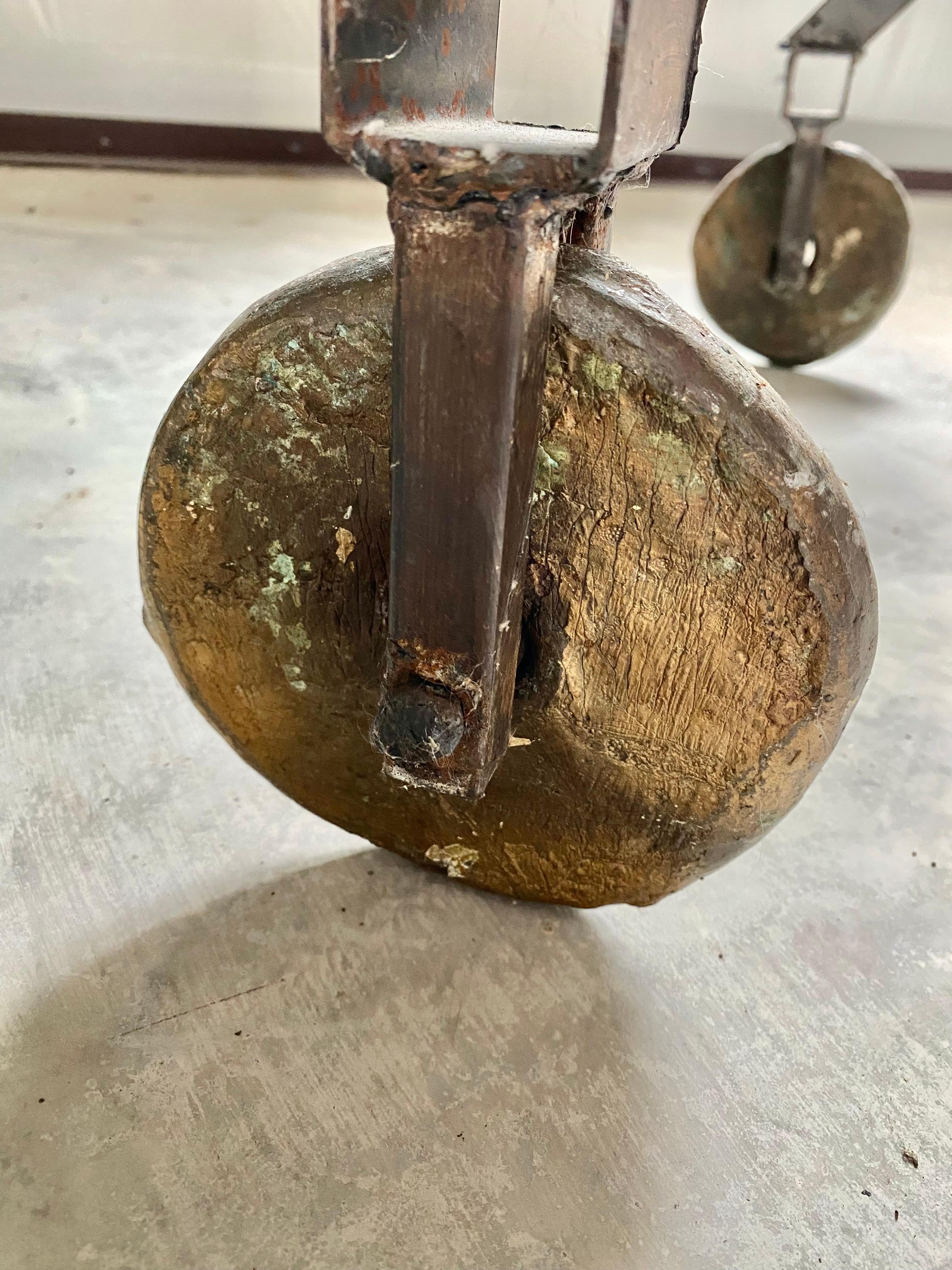 Industrial Welded Steel Artist-Made Chair on Brass Casters (Messing) im Angebot