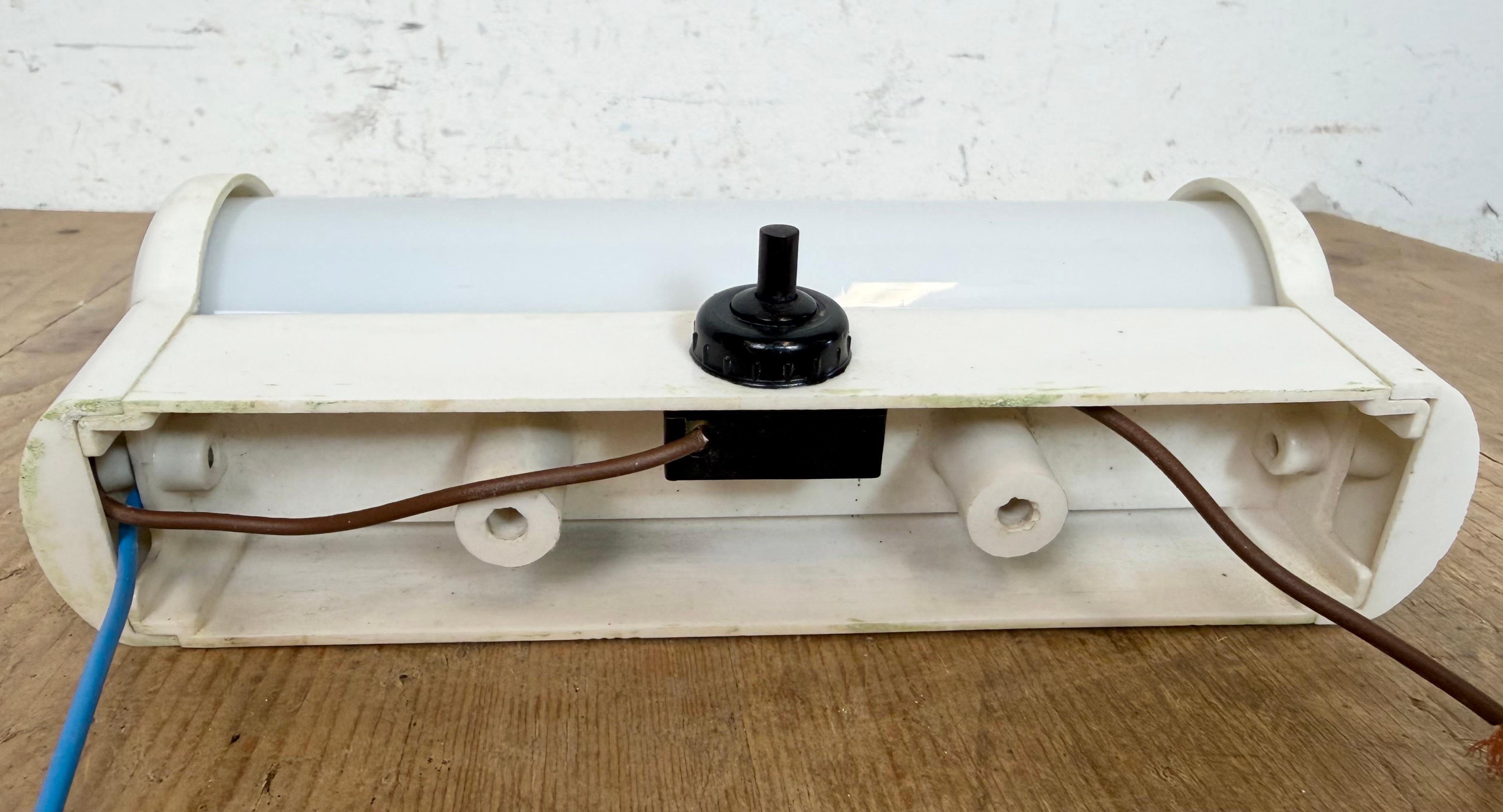 Aplique industrial de baquelita blanca con cristal de leche, años 50 en venta 4