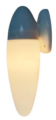 Lampada da parete industriale in bachelite bianca con vetro color latte, anni '50