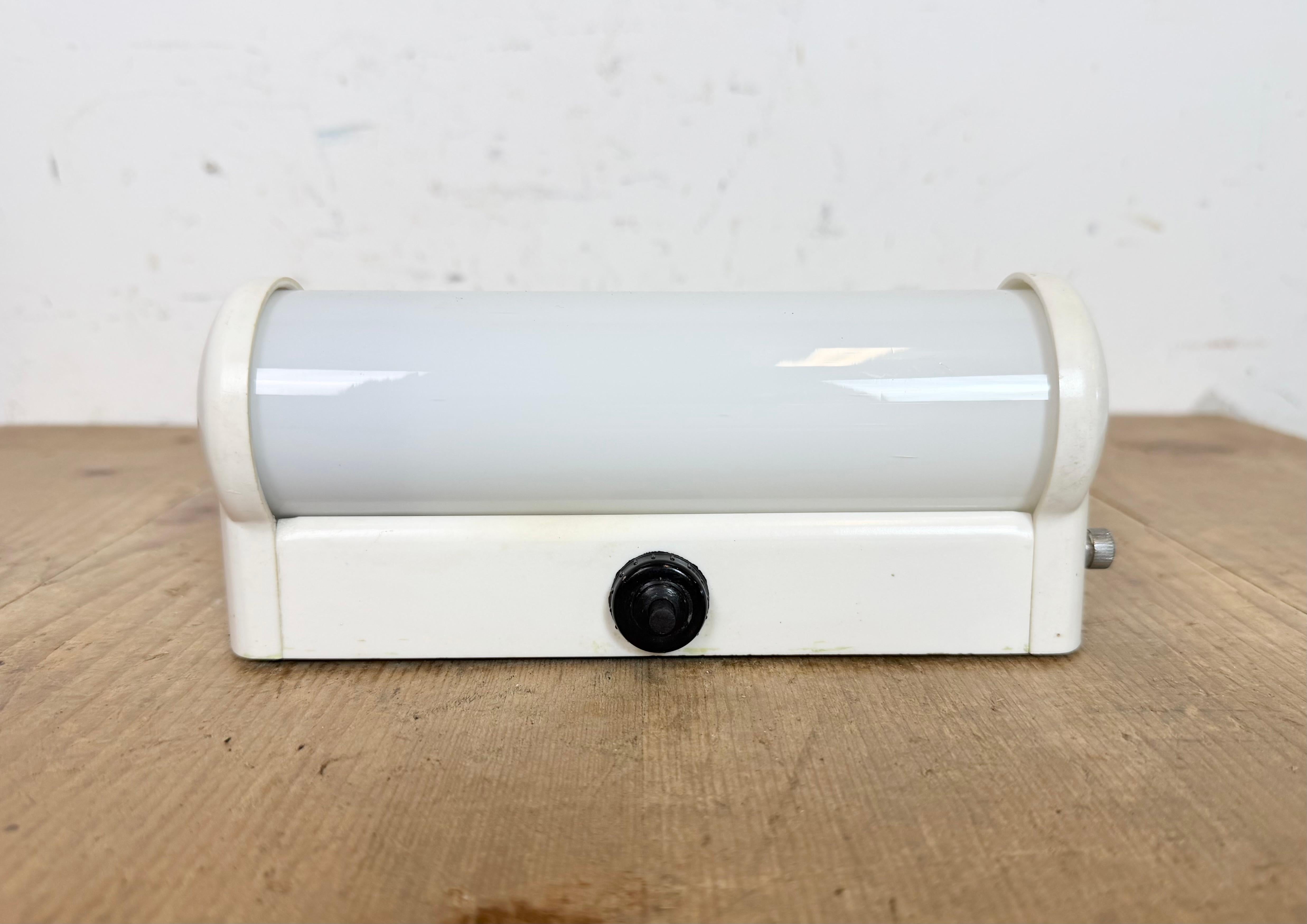 Aplique industrial de baquelita blanca con cristal de leche, años 50 Industrial en venta