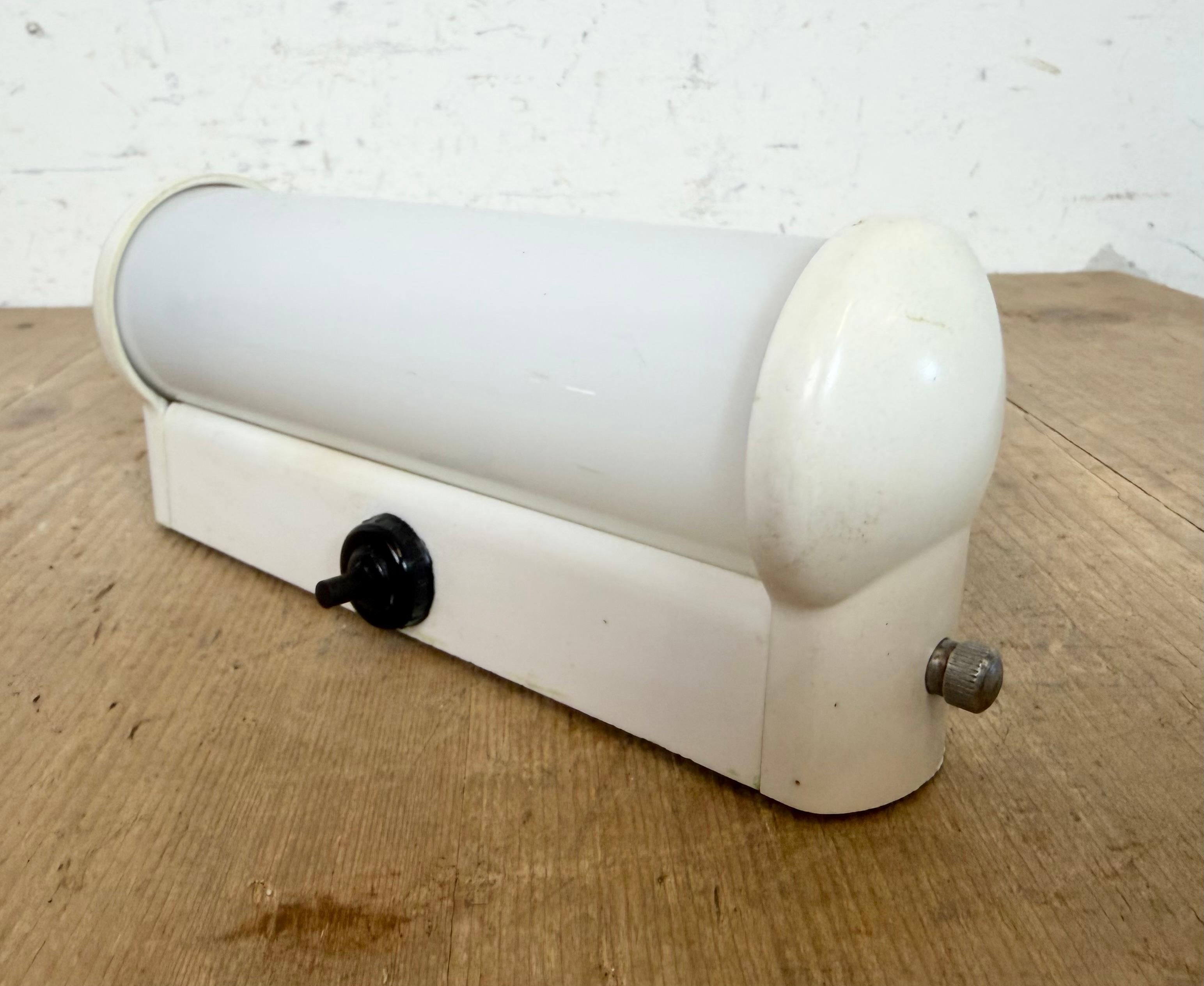 Aplique industrial de baquelita blanca con cristal de leche, años 50 en Bueno estado para la venta en Kojetice, CZ