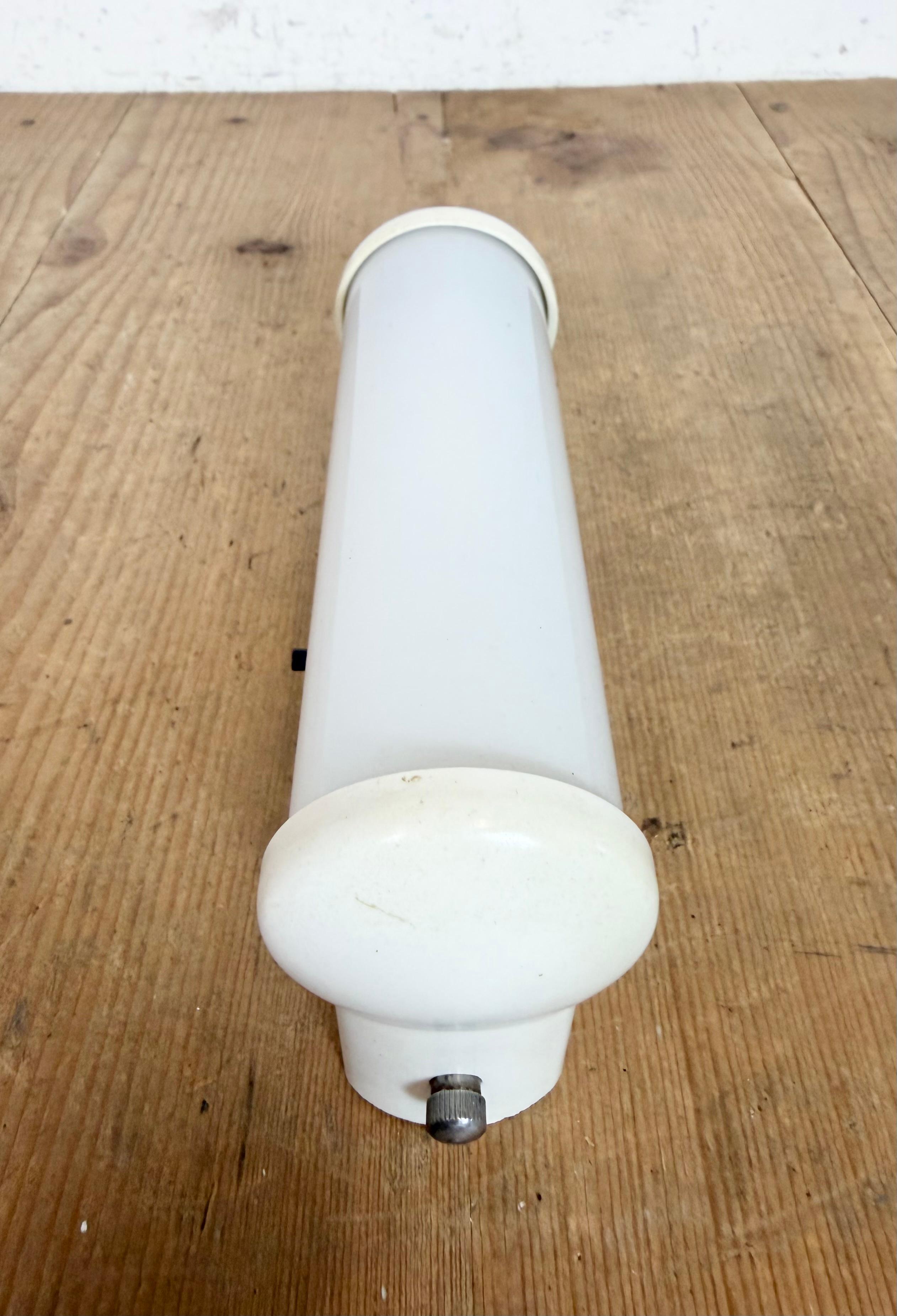 Aplique industrial de baquelita blanca con cristal de leche, años 50 siglo XX en venta