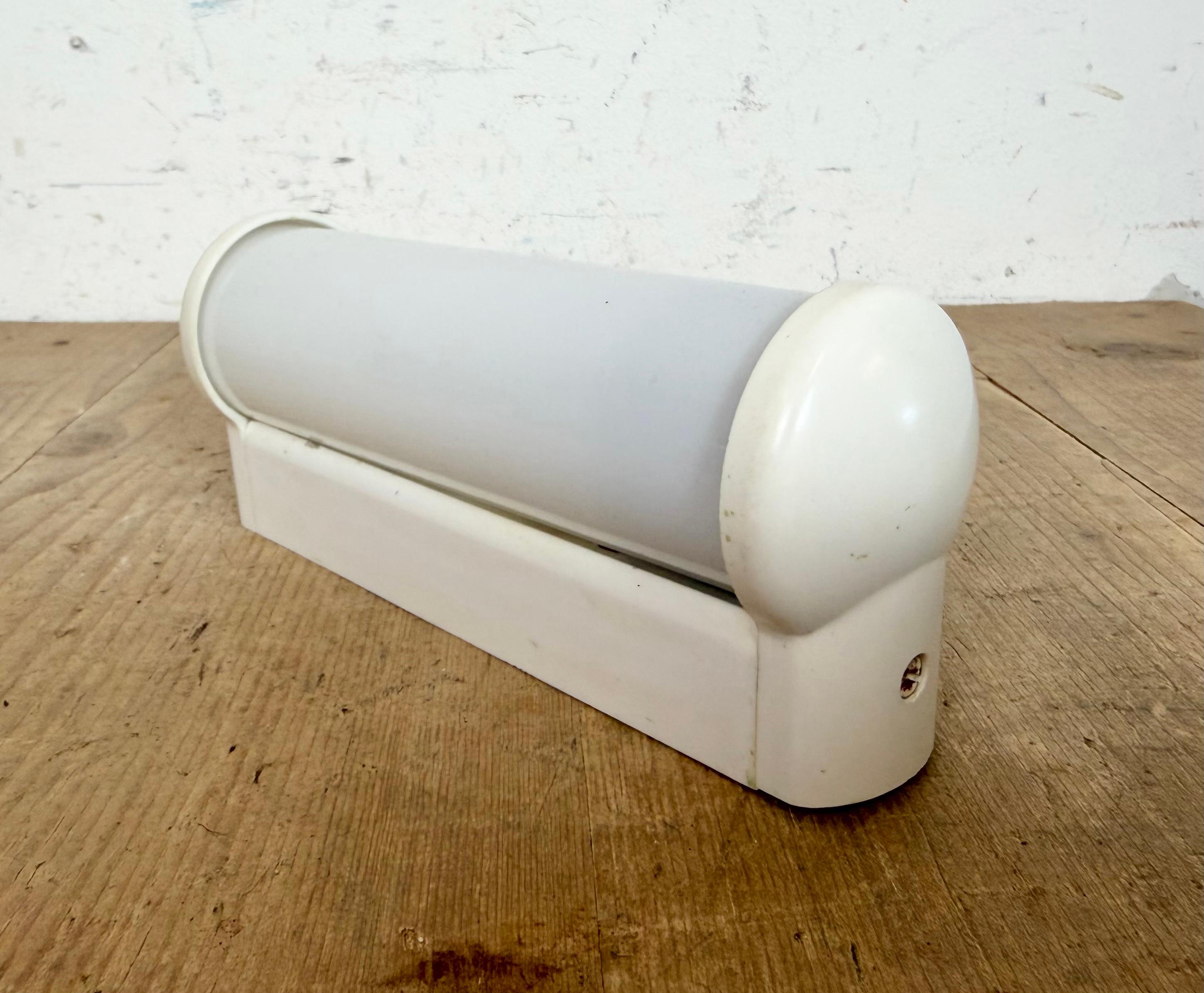 Aplique industrial de baquelita blanca con cristal de leche, años 50 en venta 2