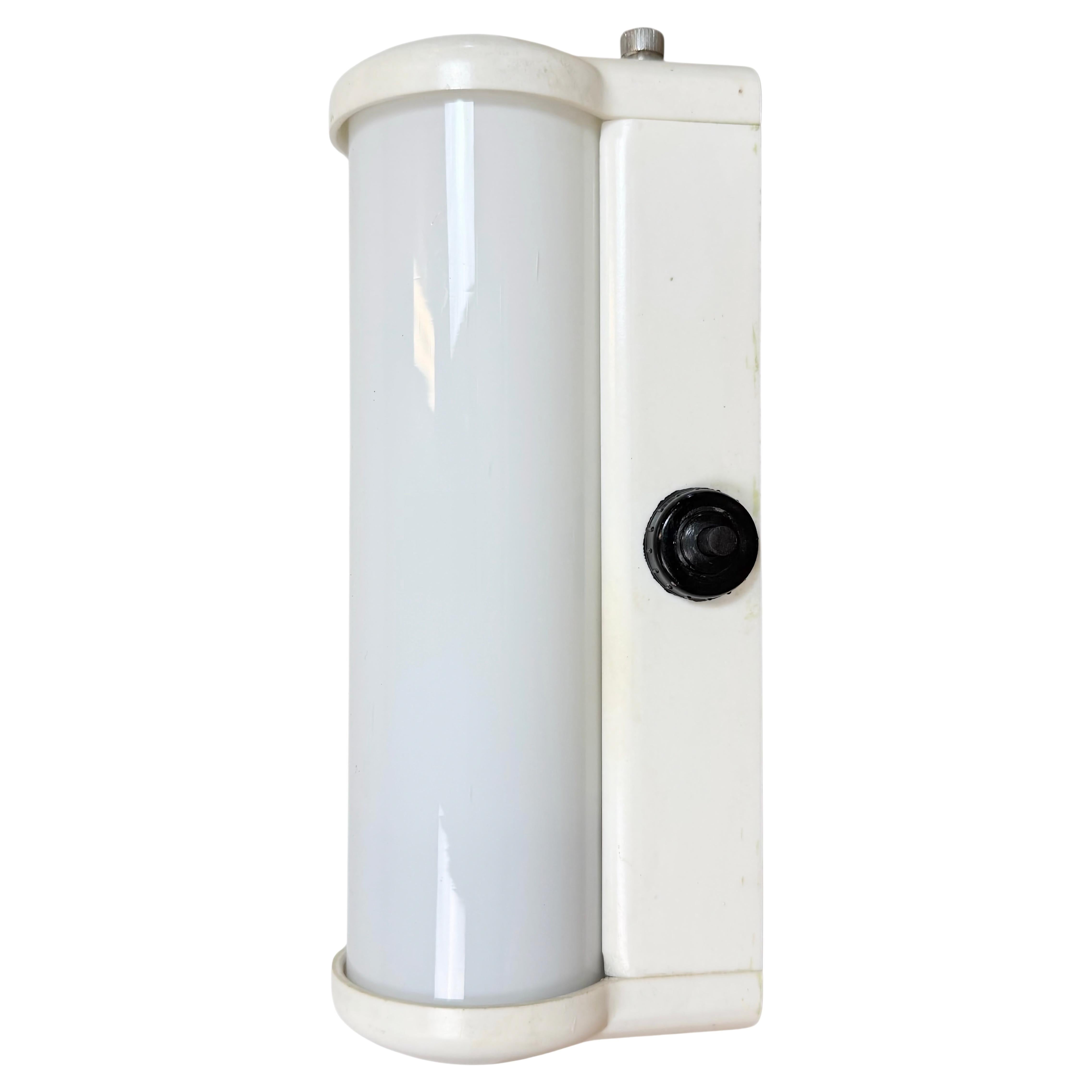 Aplique industrial de baquelita blanca con cristal de leche, años 50 en venta