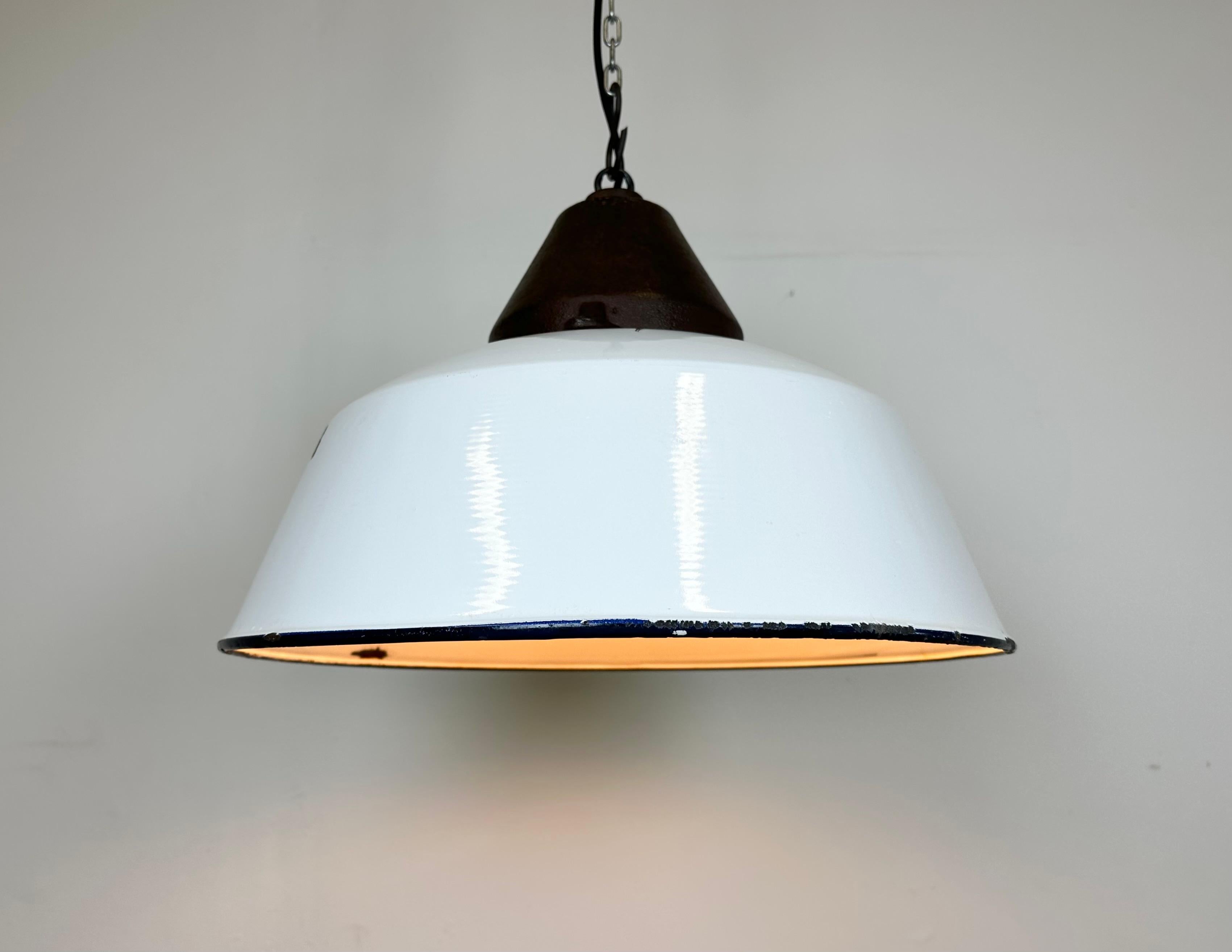Industrial White Enamel and Cast Iron Pendant Light, 1960s For Sale 5