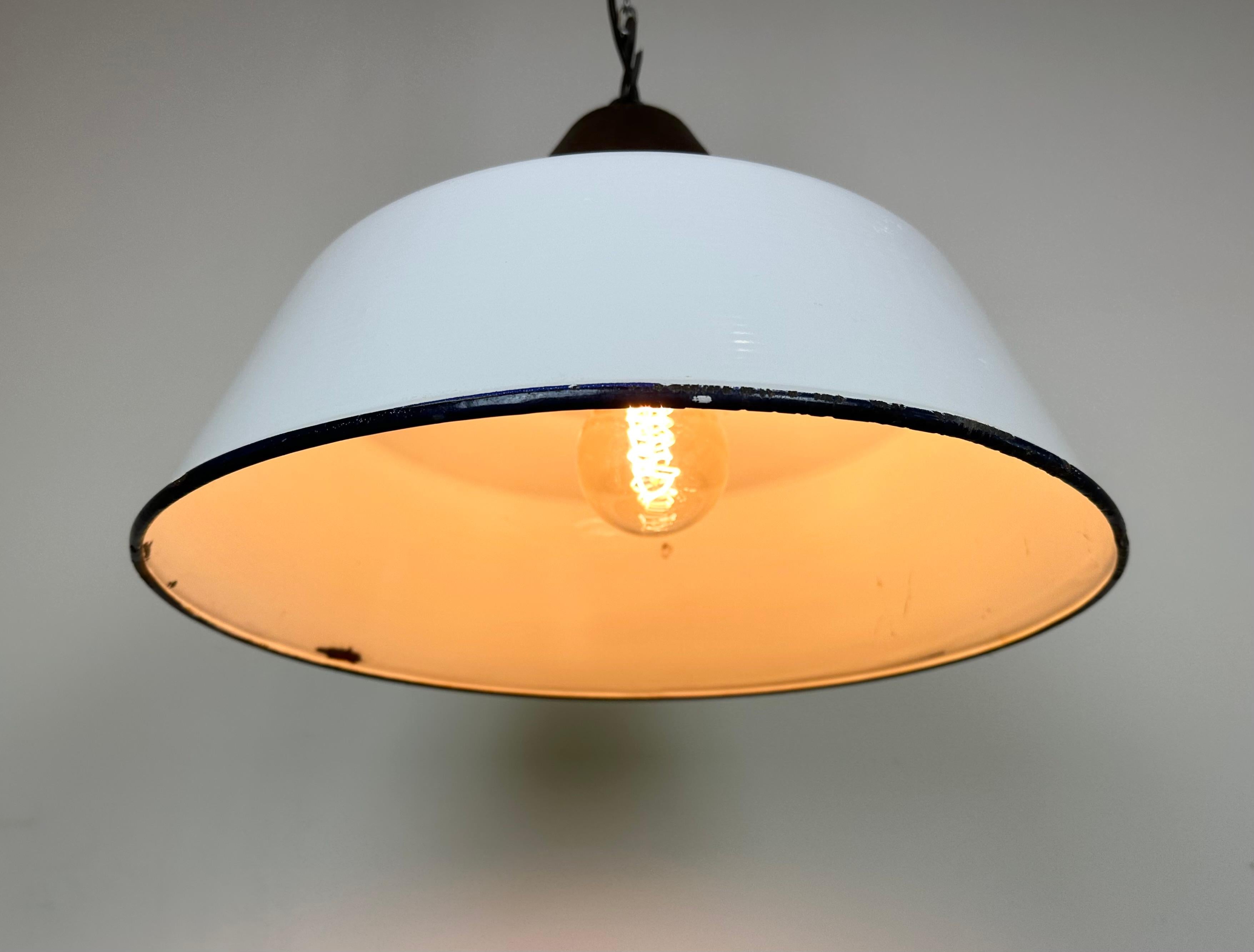 Industrial White Enamel and Cast Iron Pendant Light, 1960s For Sale 6