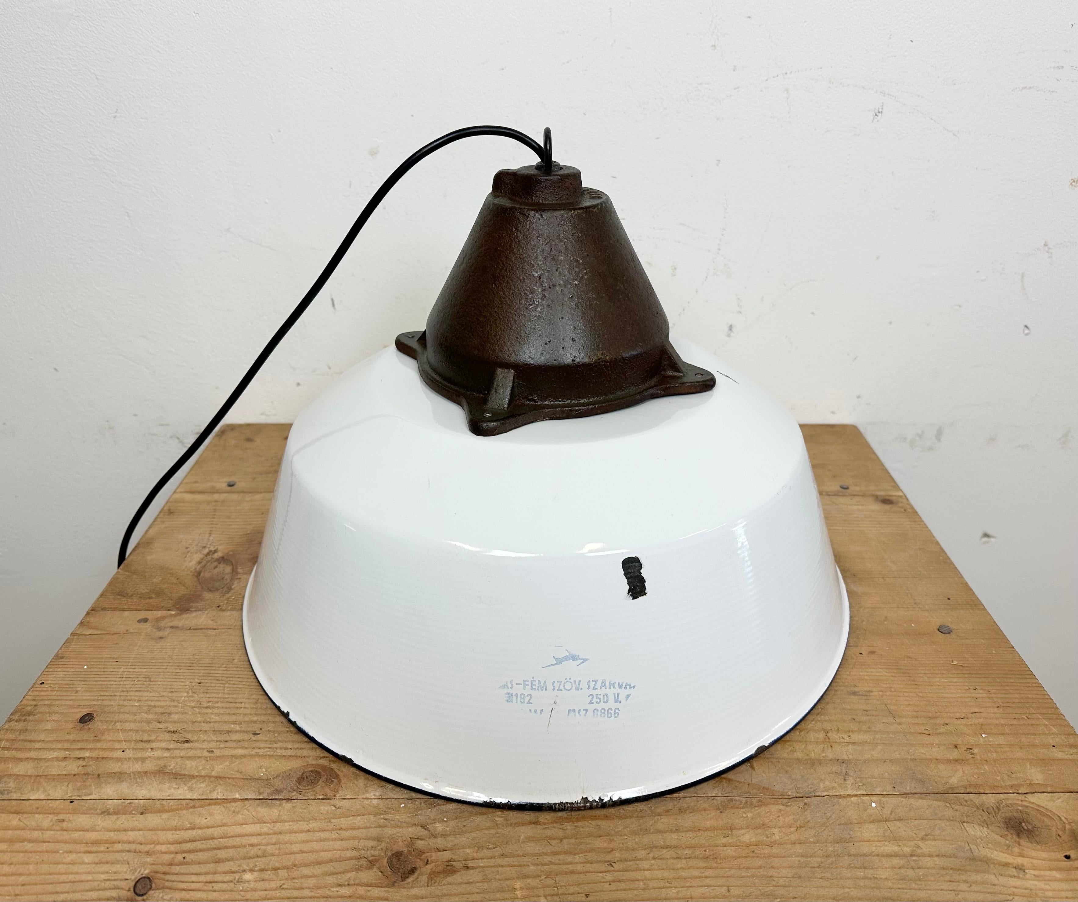 Industrial White Enamel and Cast Iron Pendant Light, 1960s For Sale 7