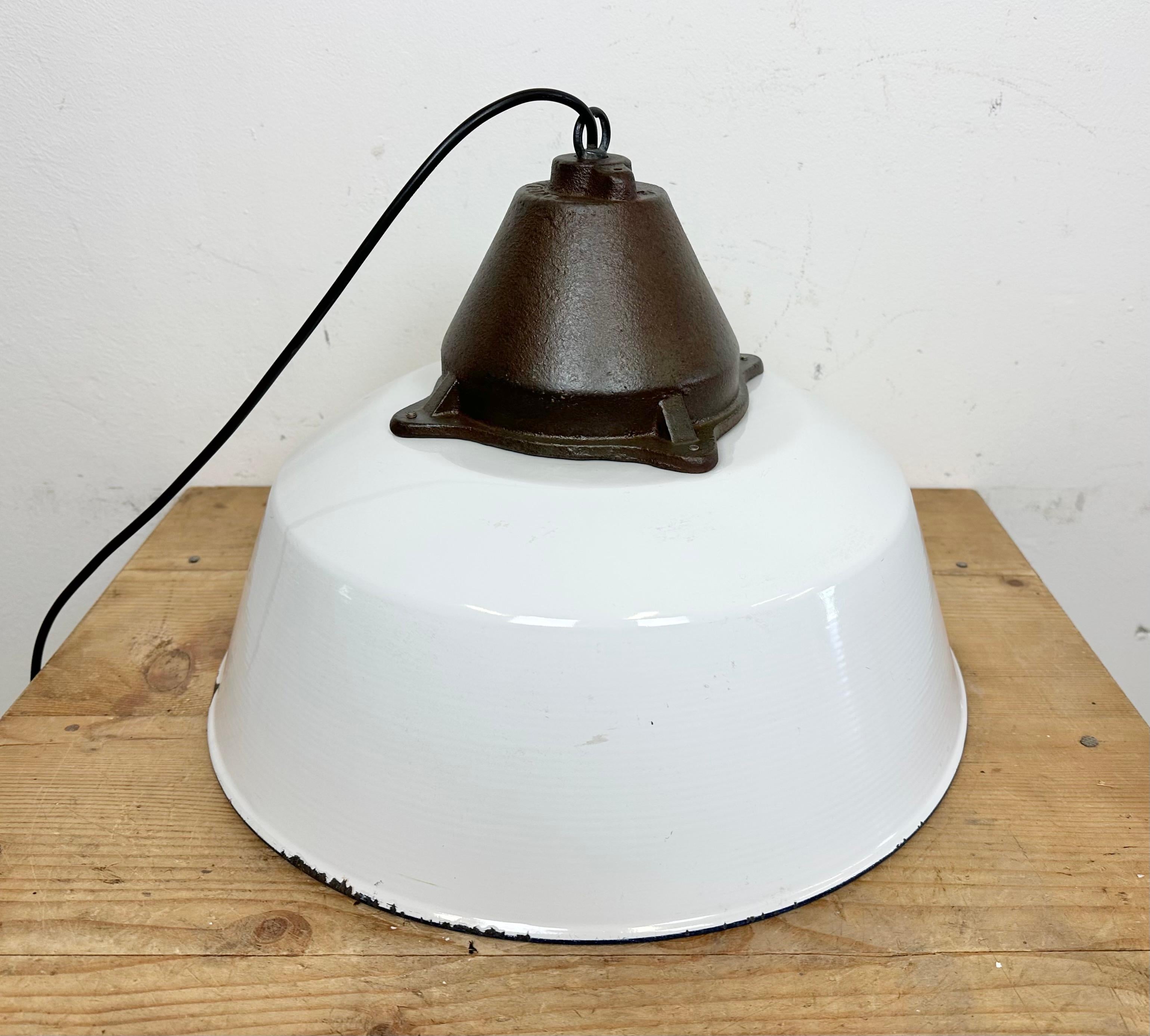 Industrial White Enamel and Cast Iron Pendant Light, 1960s For Sale 9