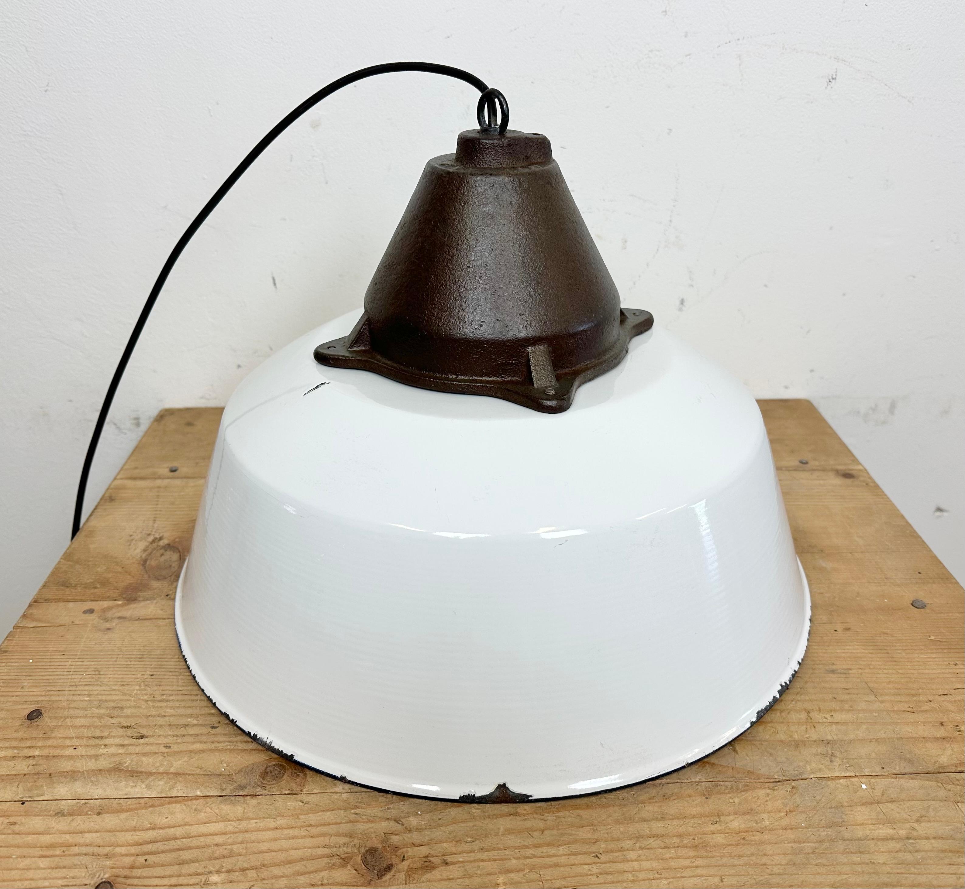 Industrial White Enamel and Cast Iron Pendant Light, 1960s For Sale 10