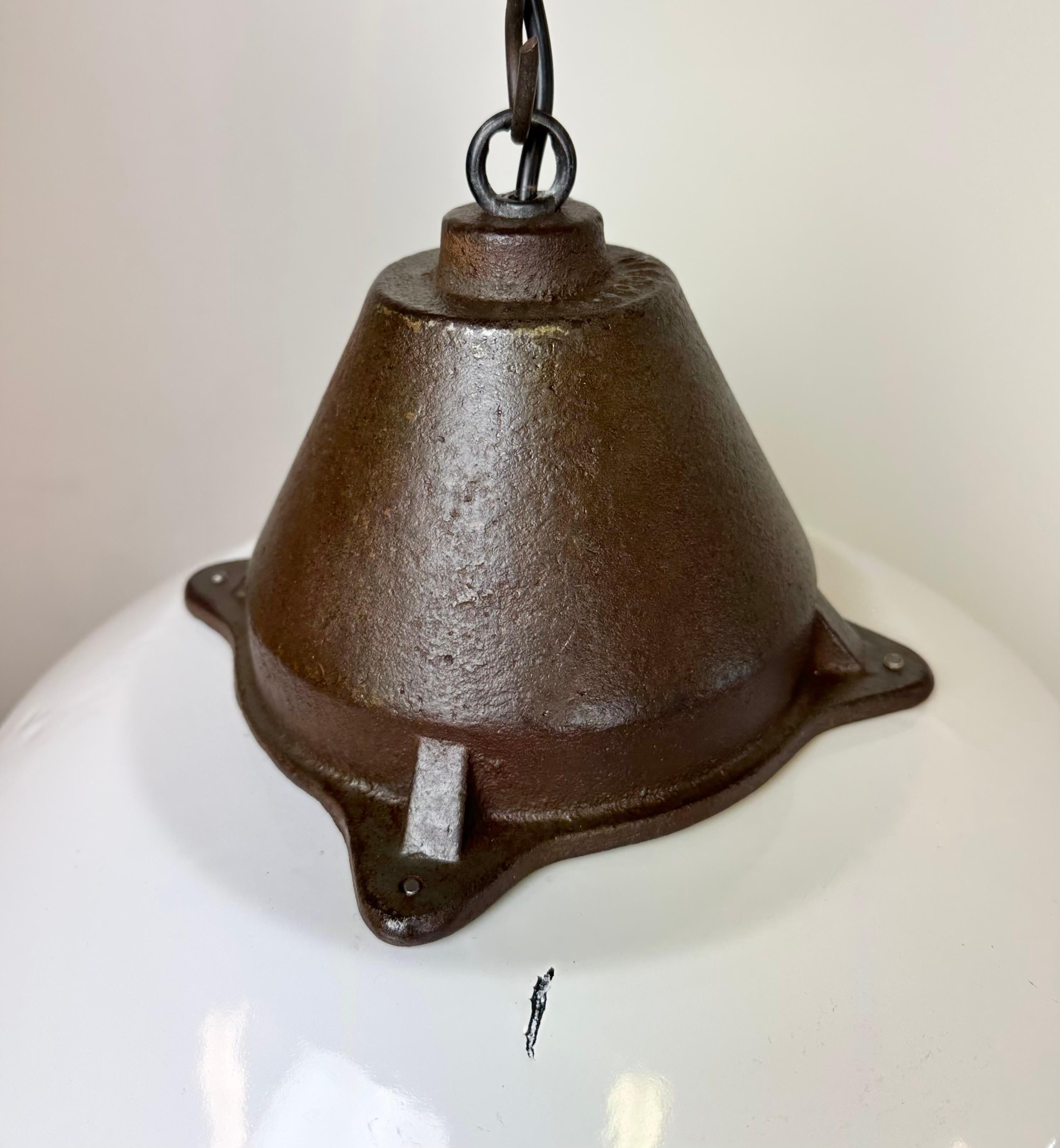 Industrial White Enamel and Cast Iron Pendant Light, 1960s For Sale 2