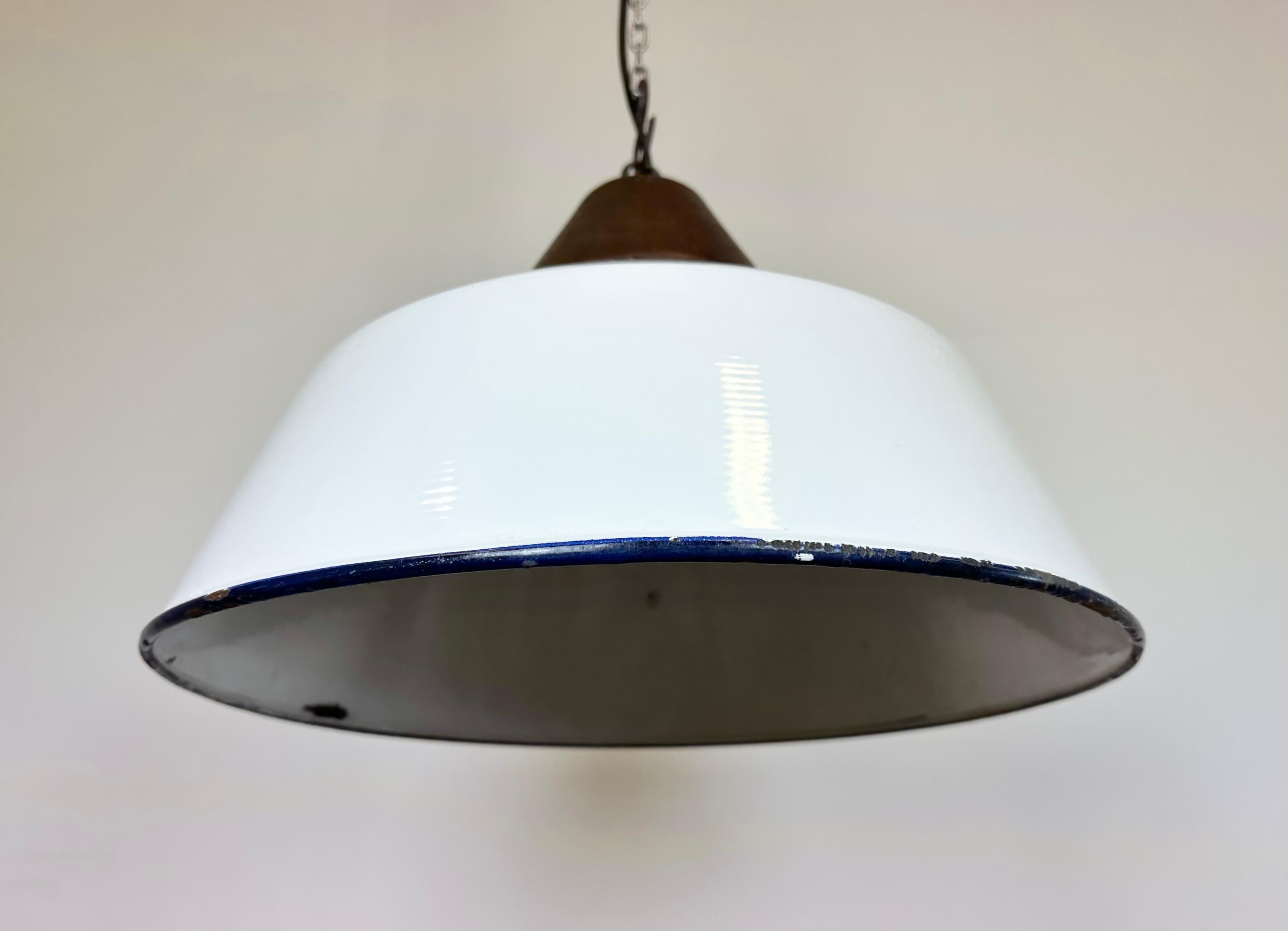 Industrial White Enamel and Cast Iron Pendant Light, 1960s For Sale 4