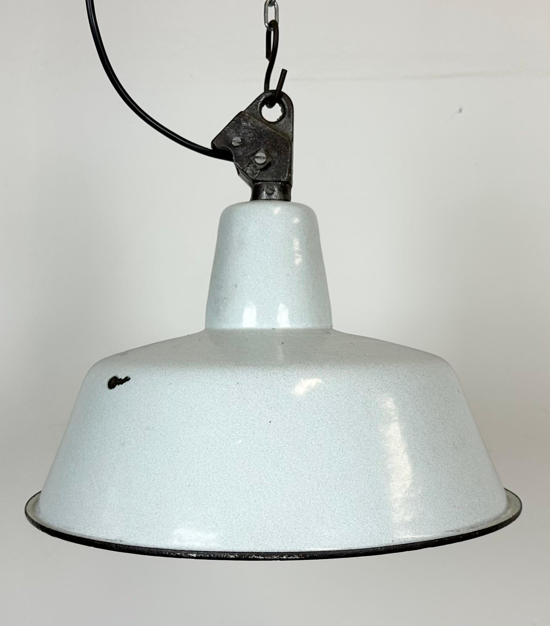 Industriel Lampe d'usine industrielle en émail blanc avec plateau en fonte, années 1960 en vente