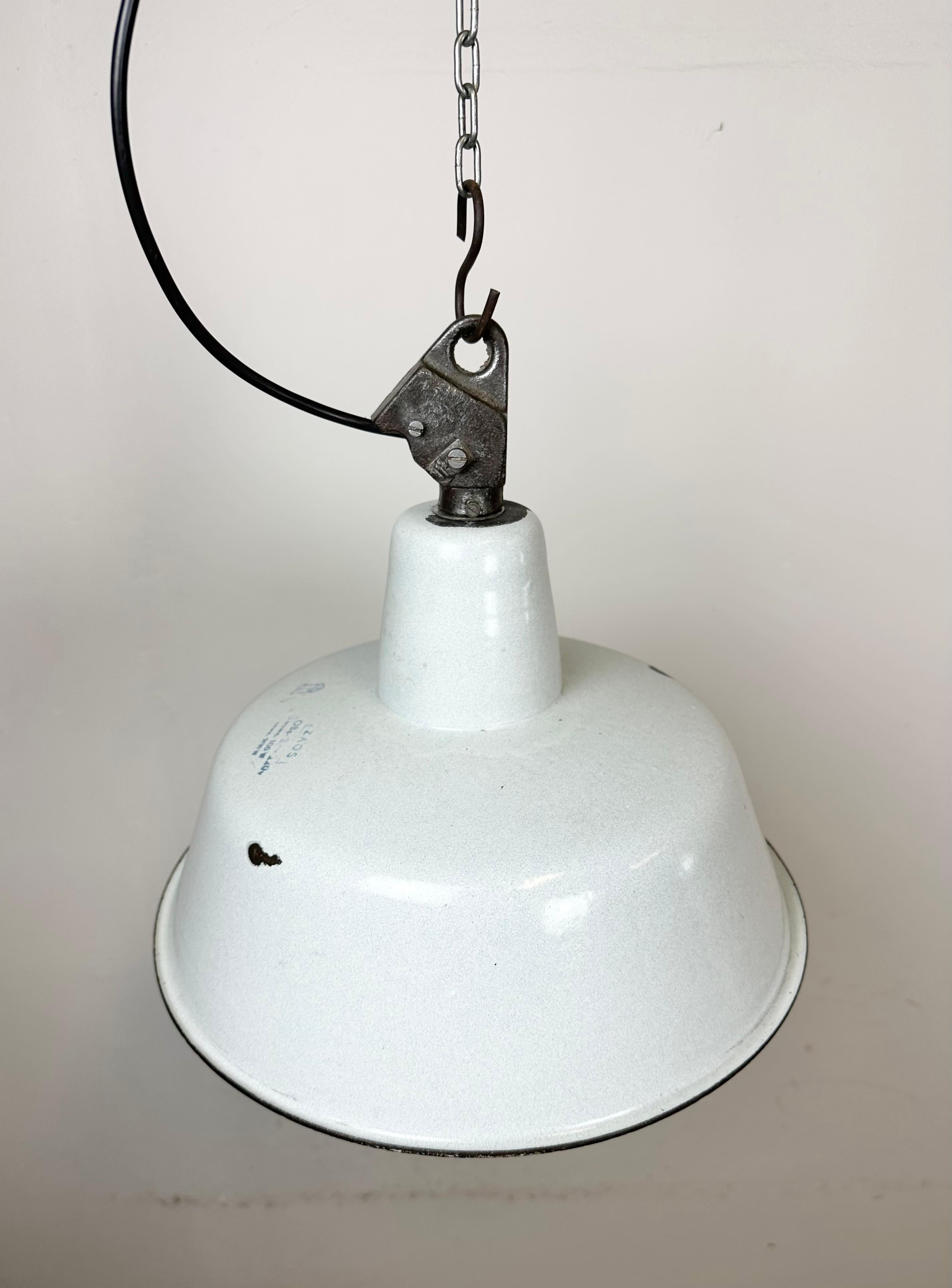 20ième siècle Lampe d'usine industrielle en émail blanc avec plateau en fonte, années 1960 en vente