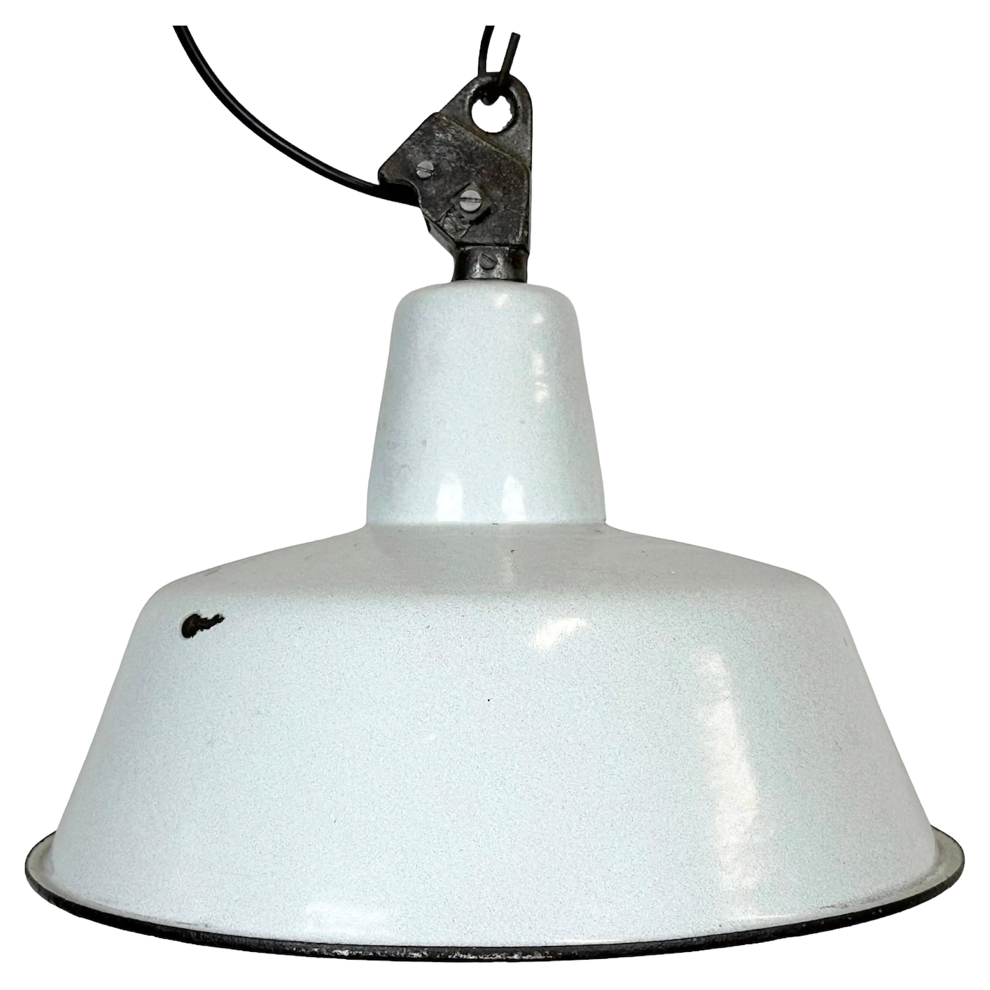 Industrielle weiße Emaille-Fabrik-Lampe mit Gusseisenplatte, 1960er Jahre