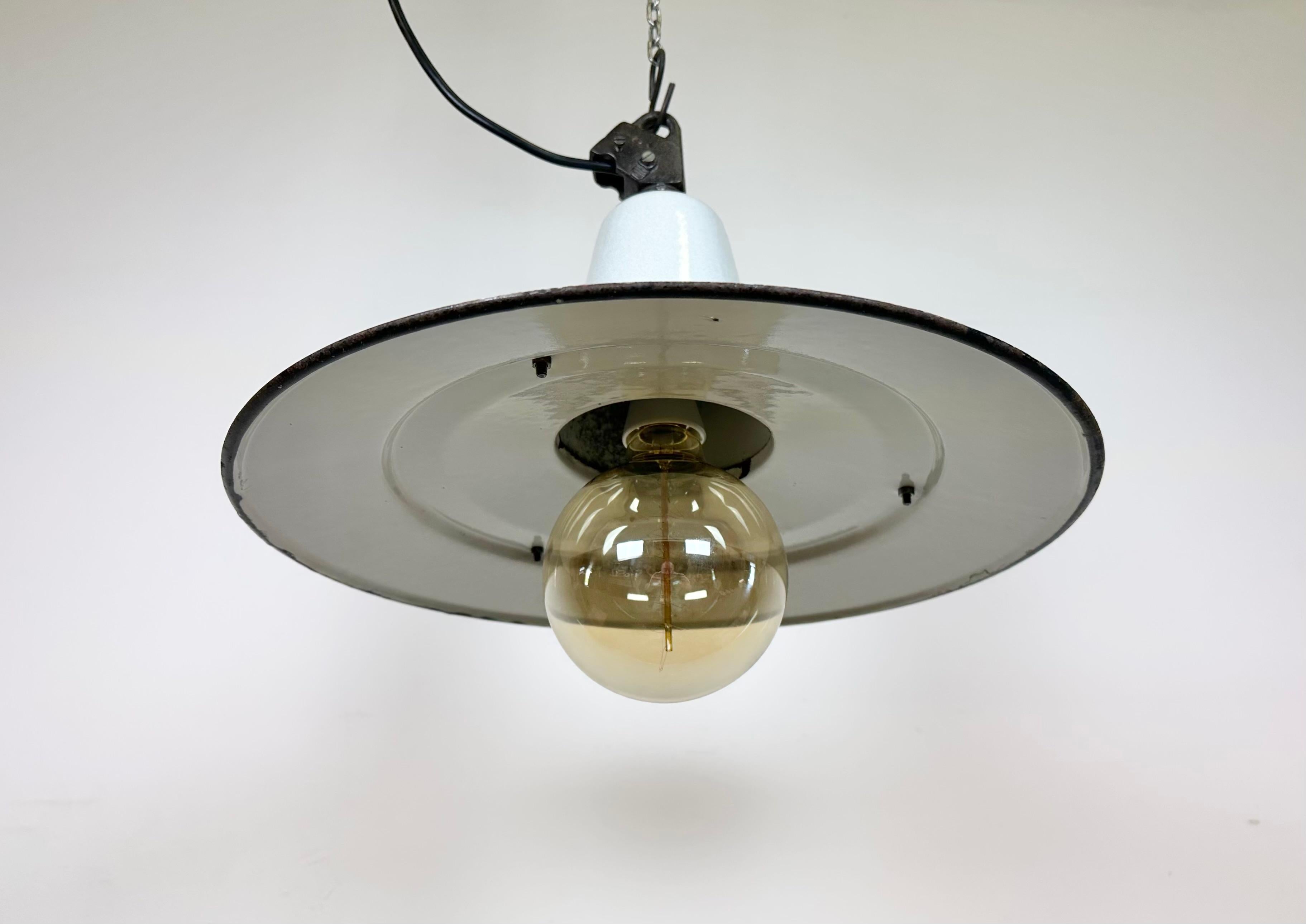 Industrial White Enamel Factory Pendant Lamp, 1960s For Sale 4