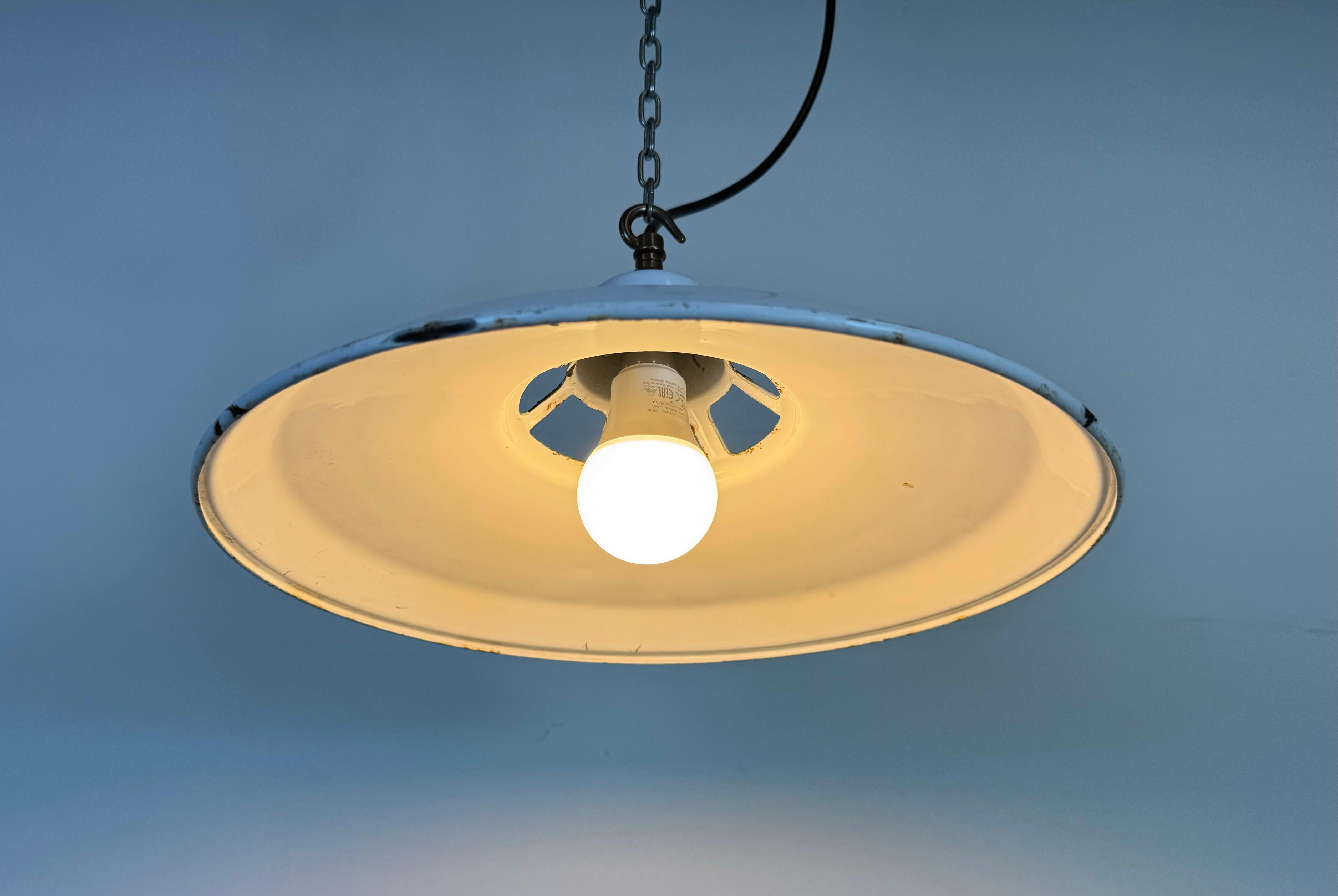 Lampada a sospensione industriale a smalto bianco, anni '60 in vendita 3