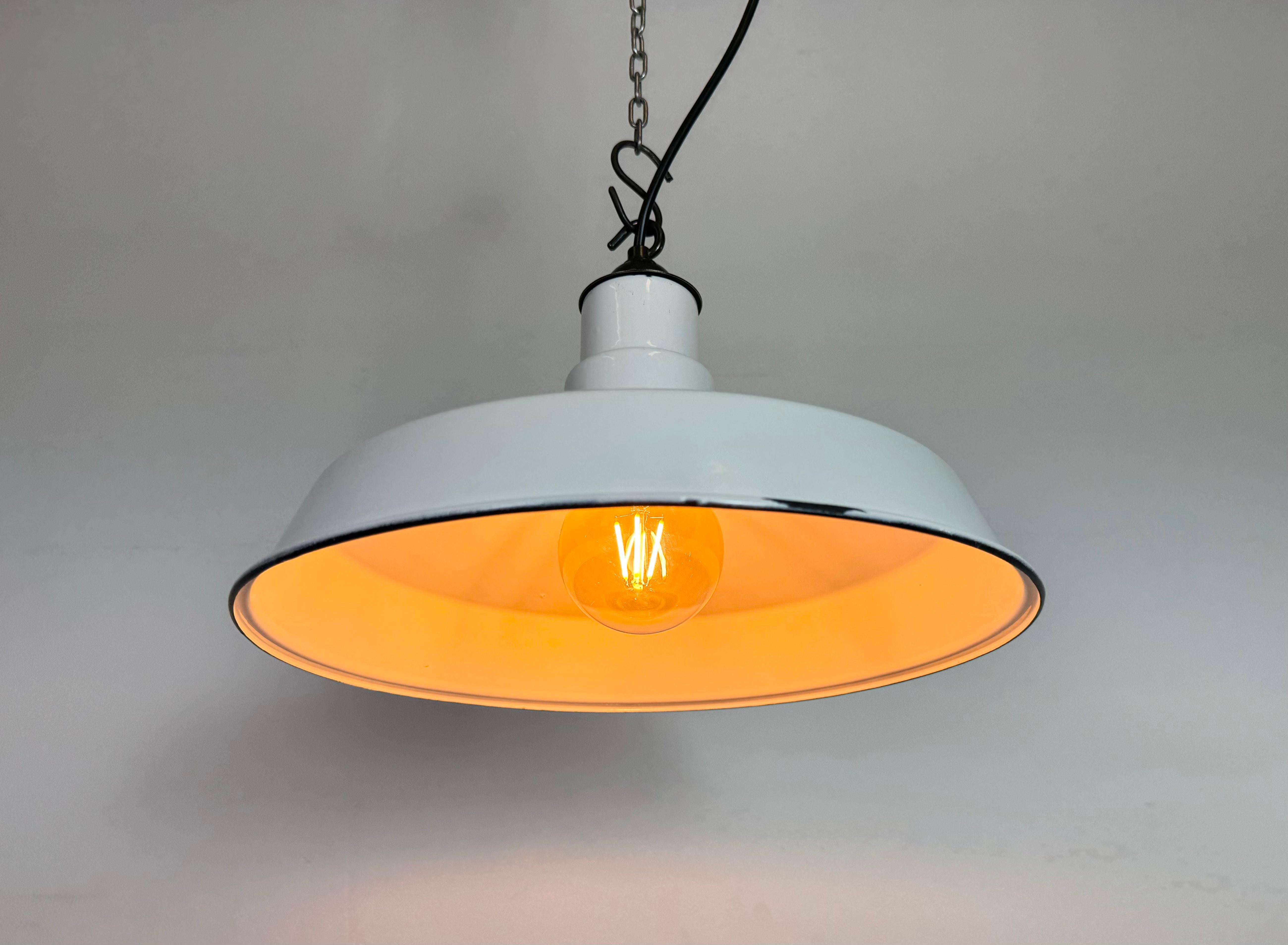Lampe à suspension industrielle en émail blanc, années 1960 en vente 3