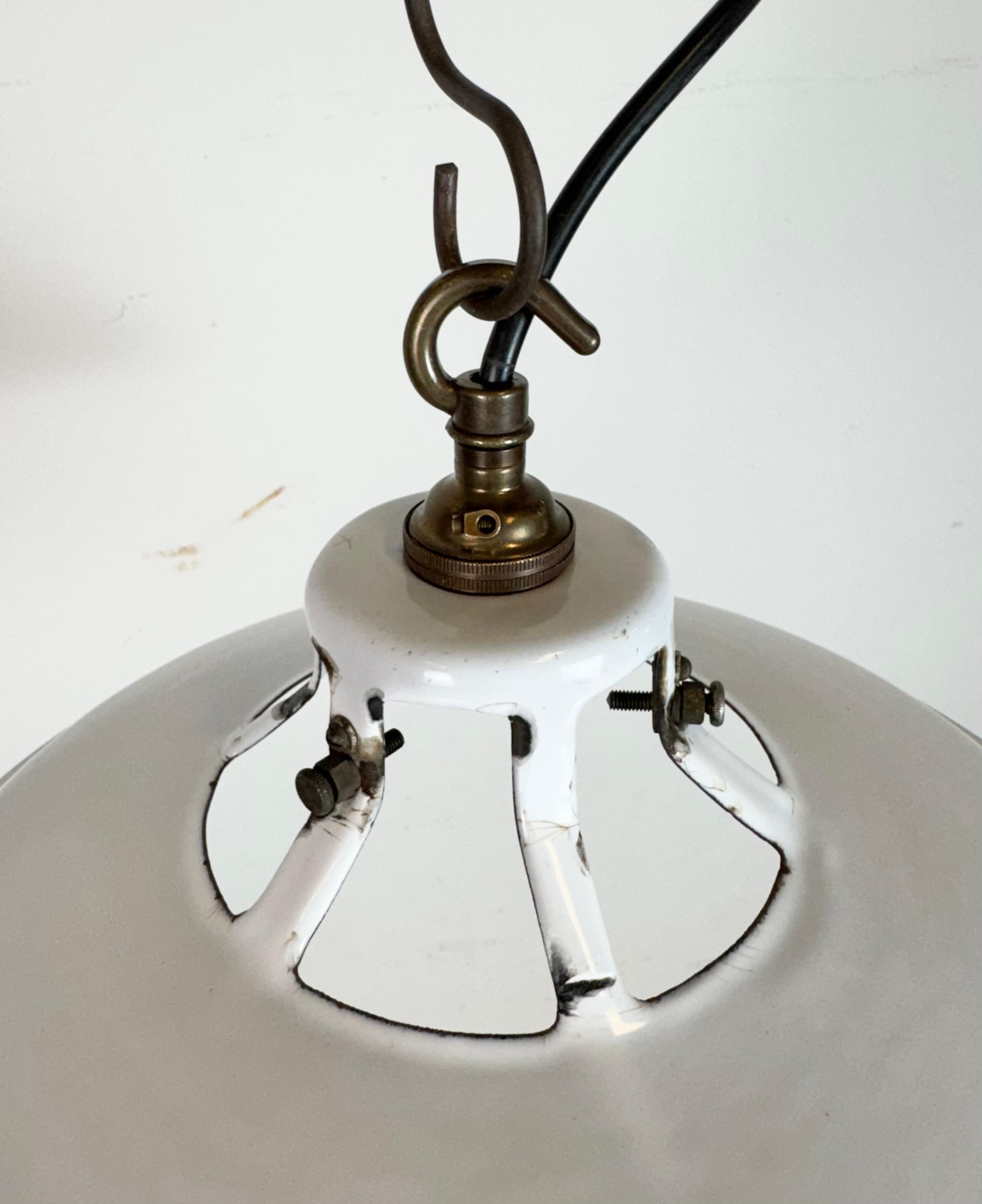 Lampe à suspension industrielle en émail blanc, années 1960 en vente 3