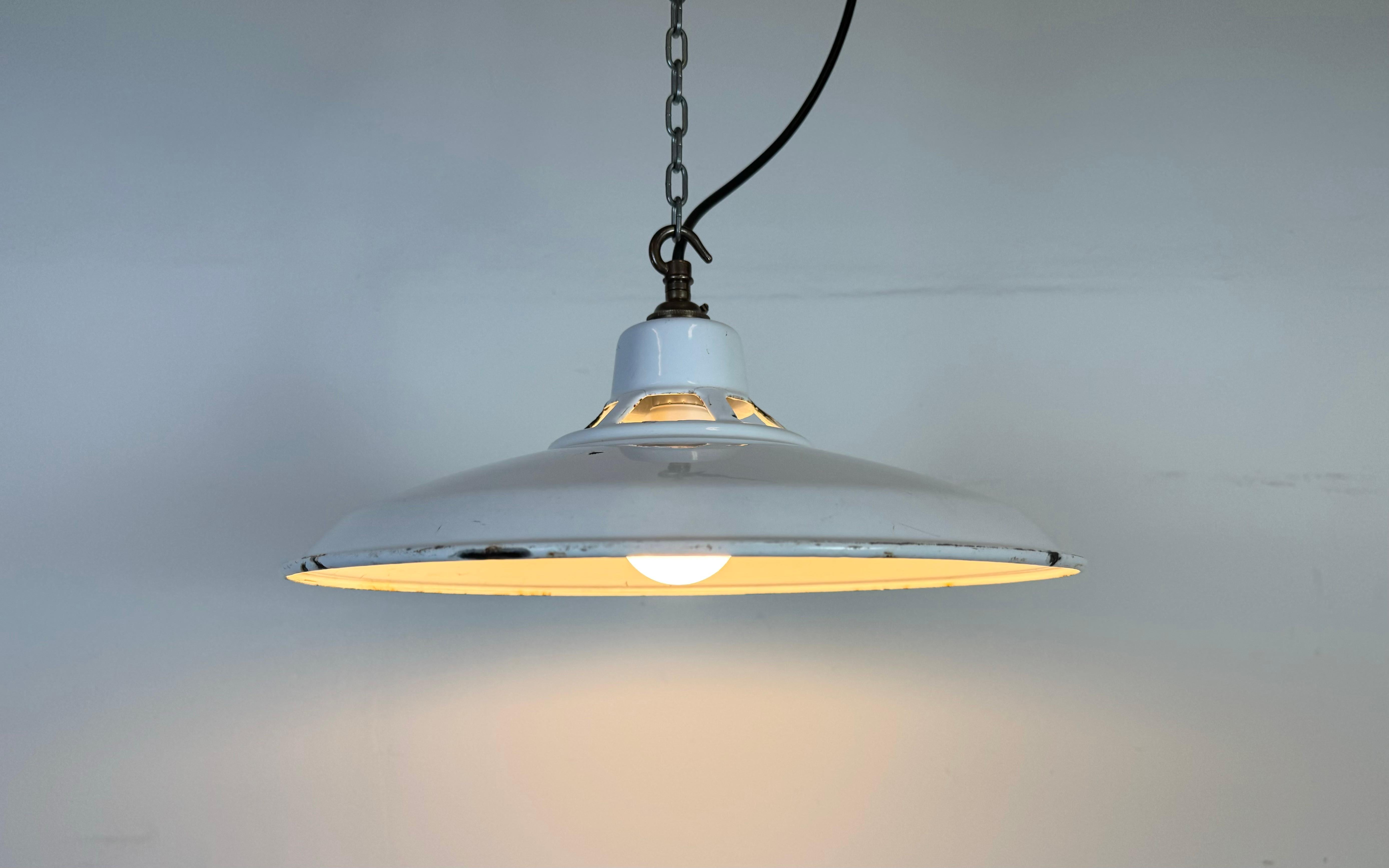 Lampada a sospensione industriale a smalto bianco, anni '60 in vendita 4