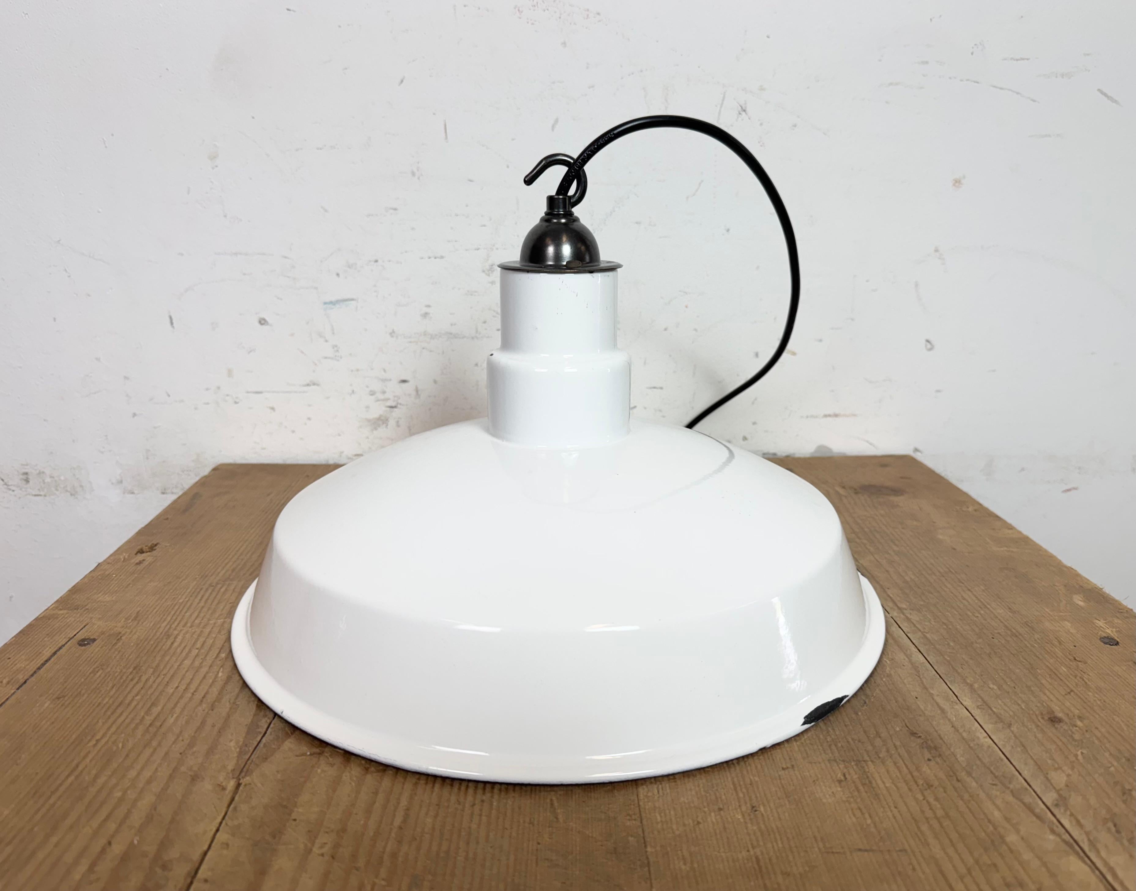 Lampe à suspension industrielle en émail blanc, années 1960 en vente 4