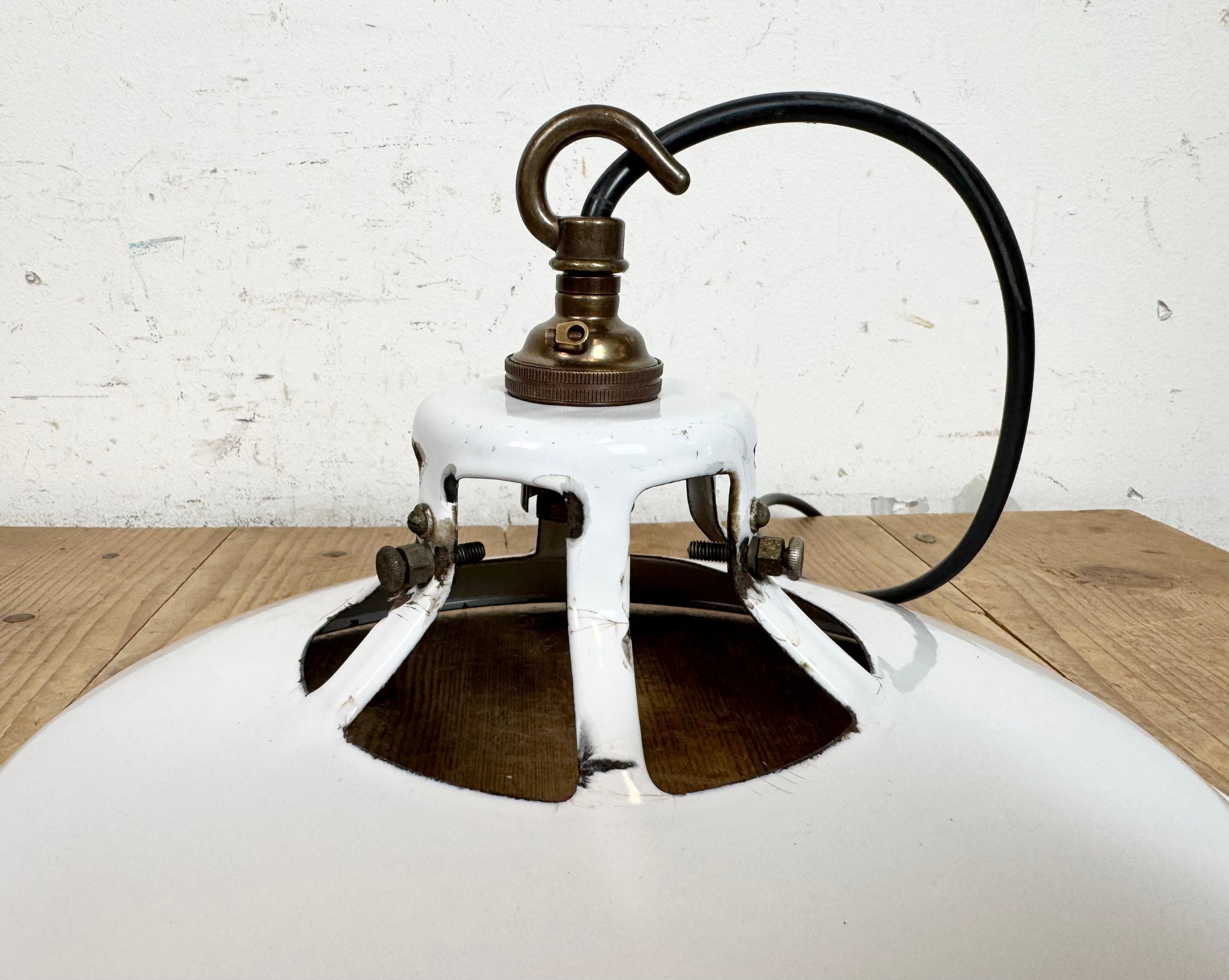 Lampe à suspension industrielle en émail blanc, années 1960 en vente 4