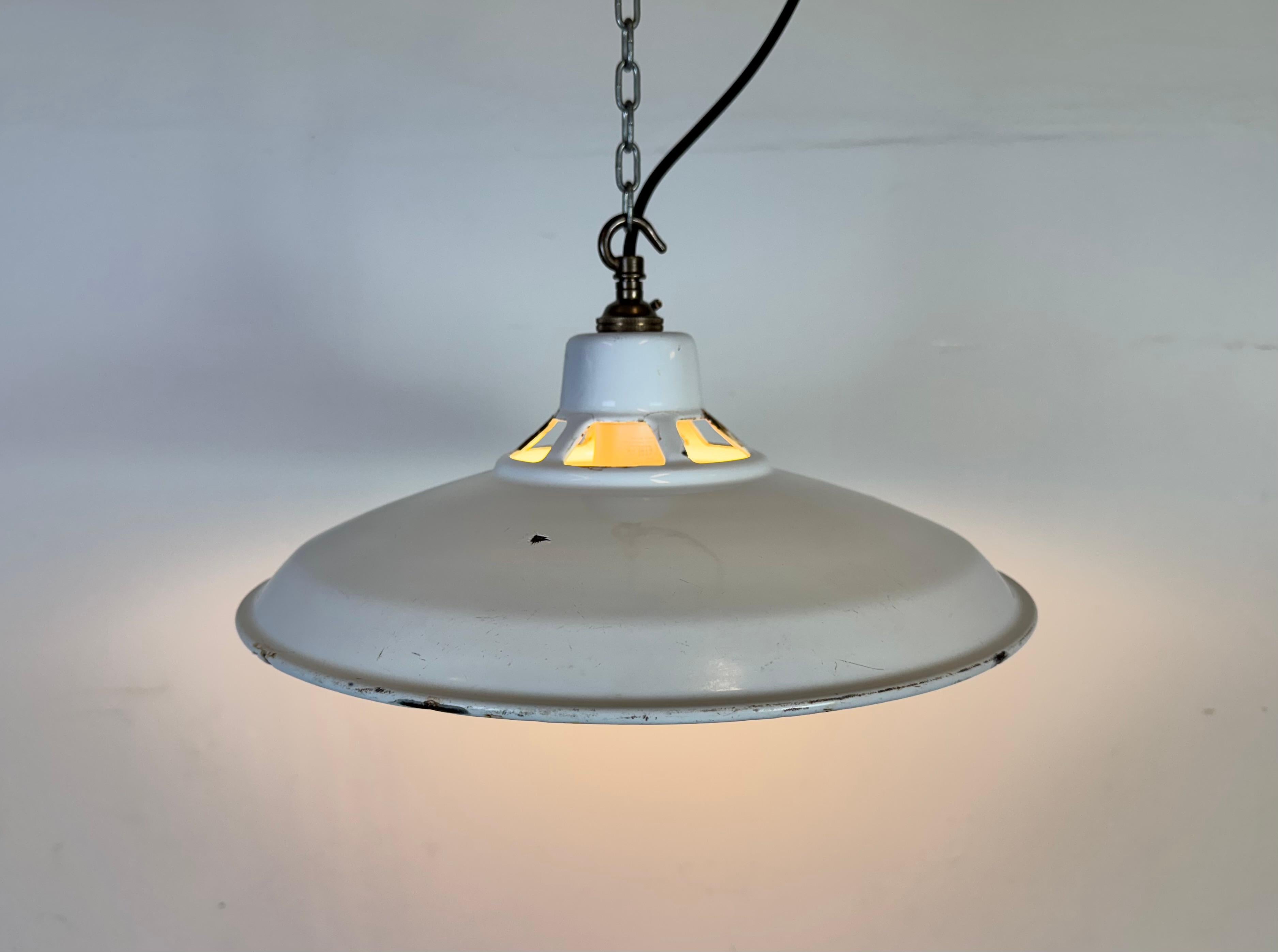 Lampada a sospensione industriale a smalto bianco, anni '60 in vendita 5