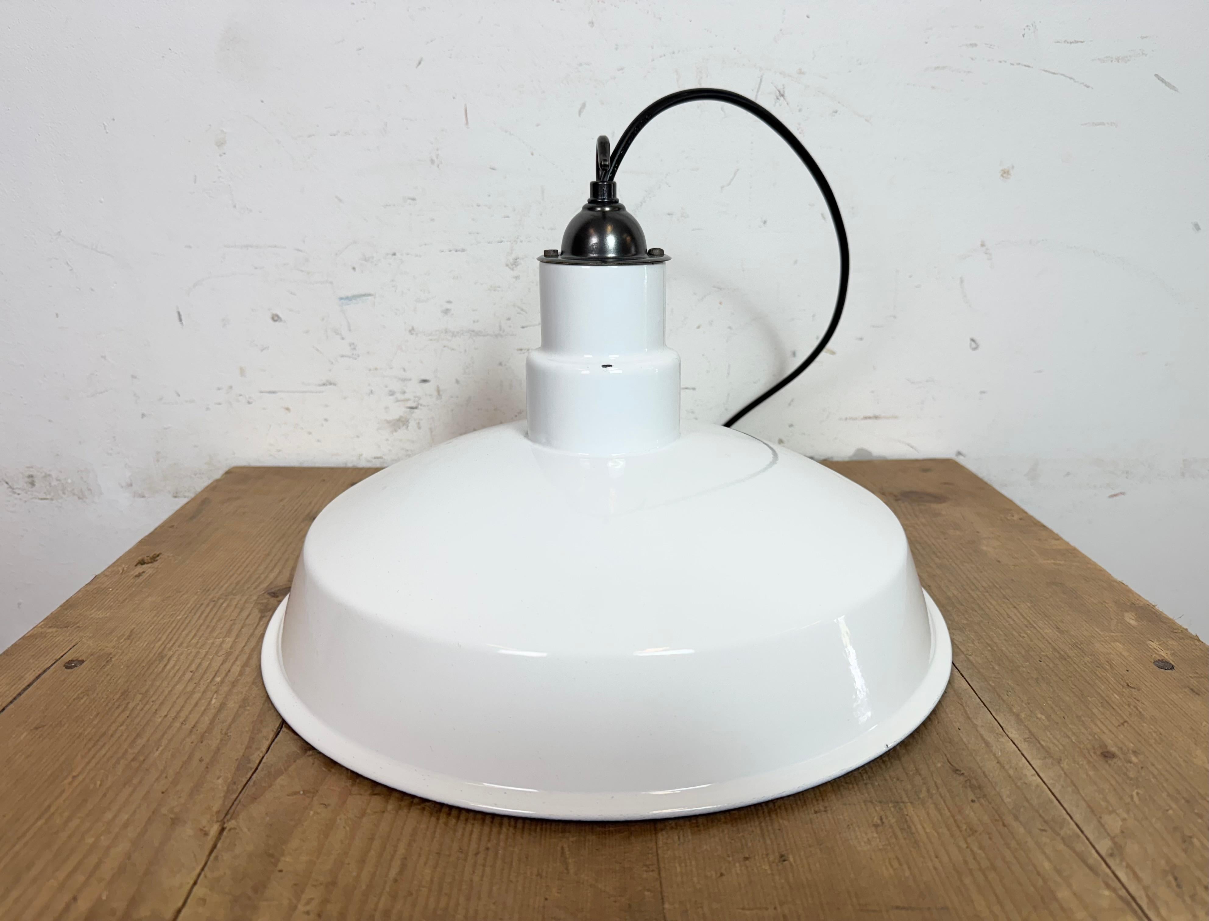 Lampe à suspension industrielle en émail blanc, années 1960 en vente 5