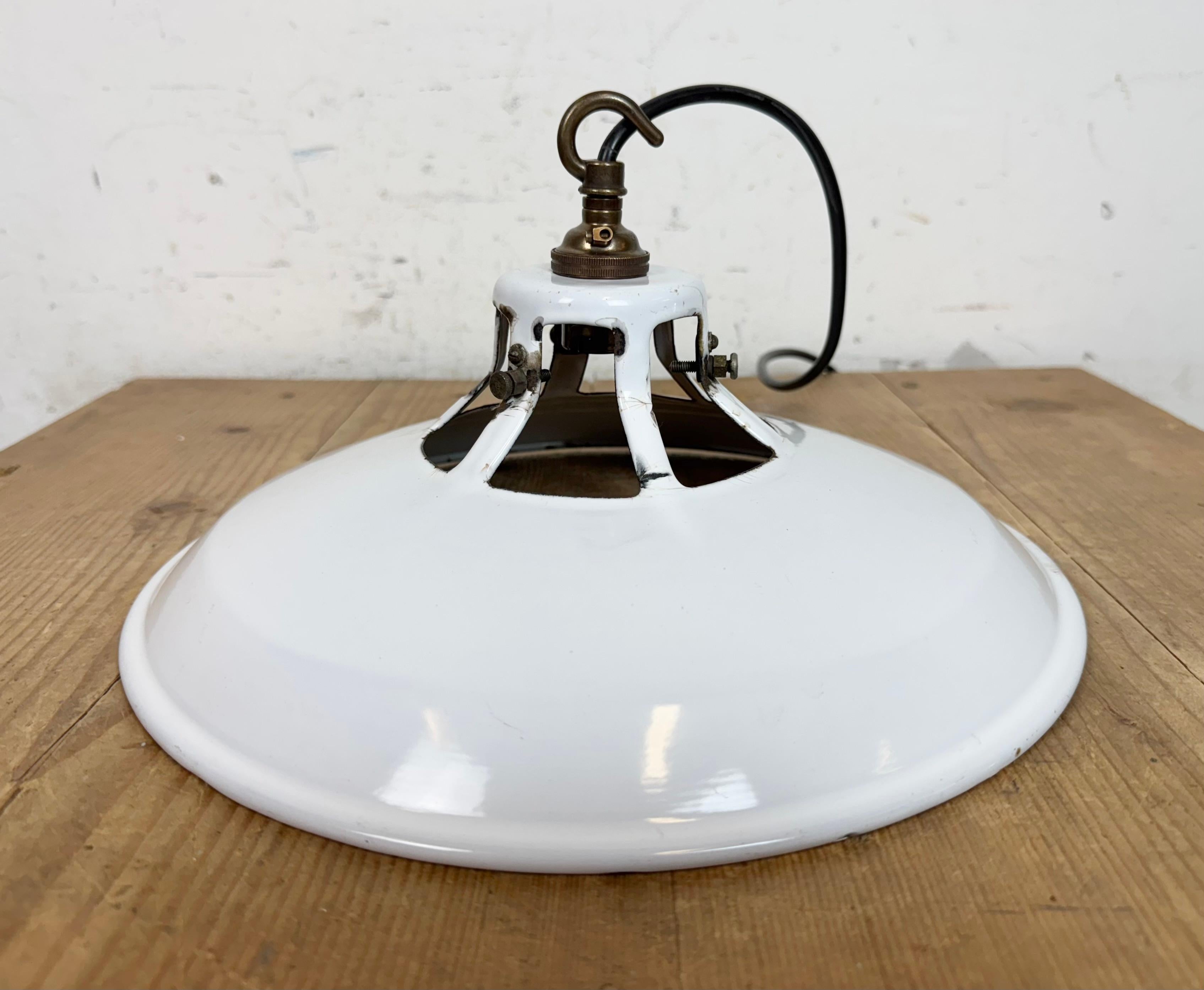 Lampe à suspension industrielle en émail blanc, années 1960 en vente 5