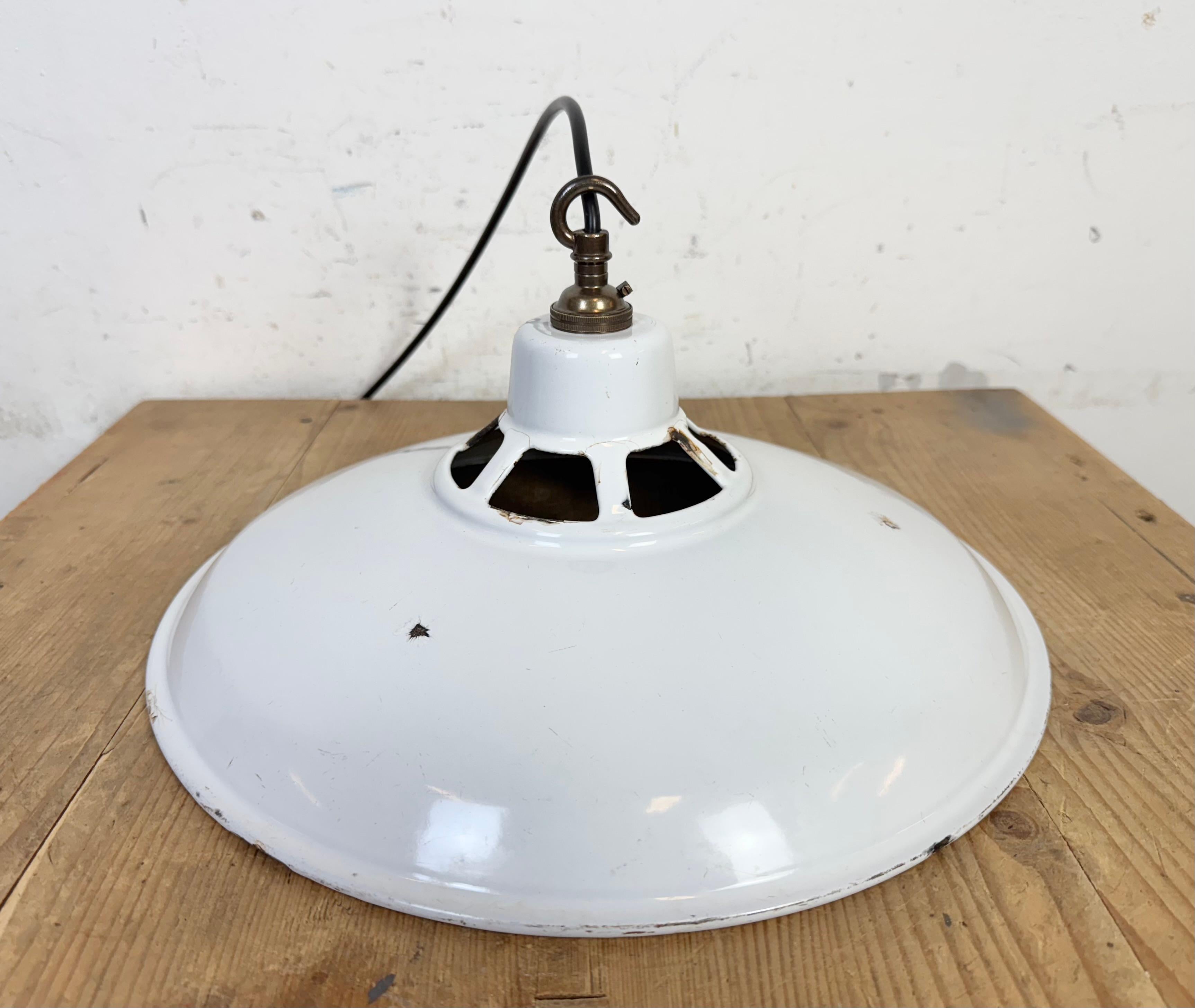 Lampada a sospensione industriale a smalto bianco, anni '60 in vendita 6