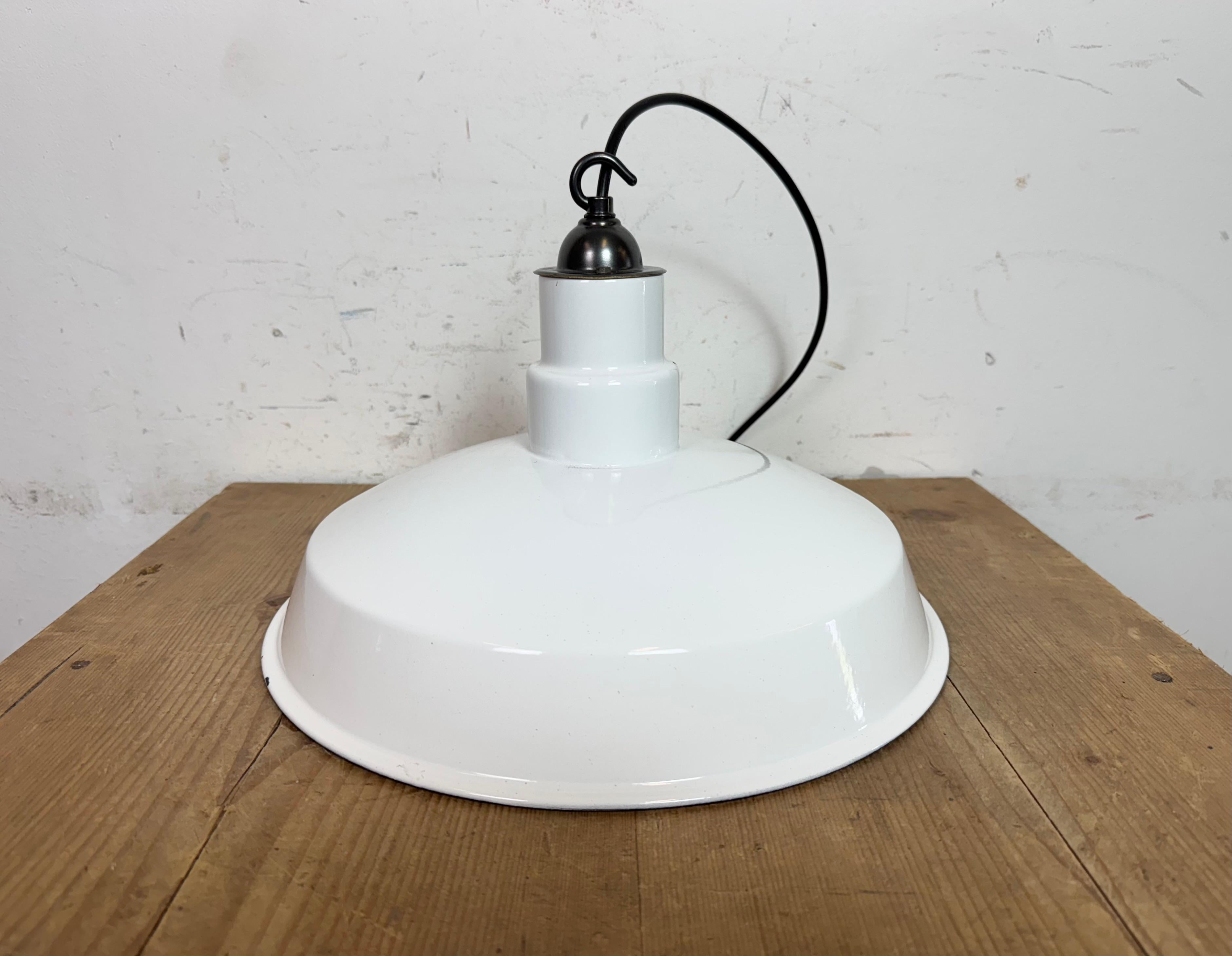 Lampe à suspension industrielle en émail blanc, années 1960 en vente 6
