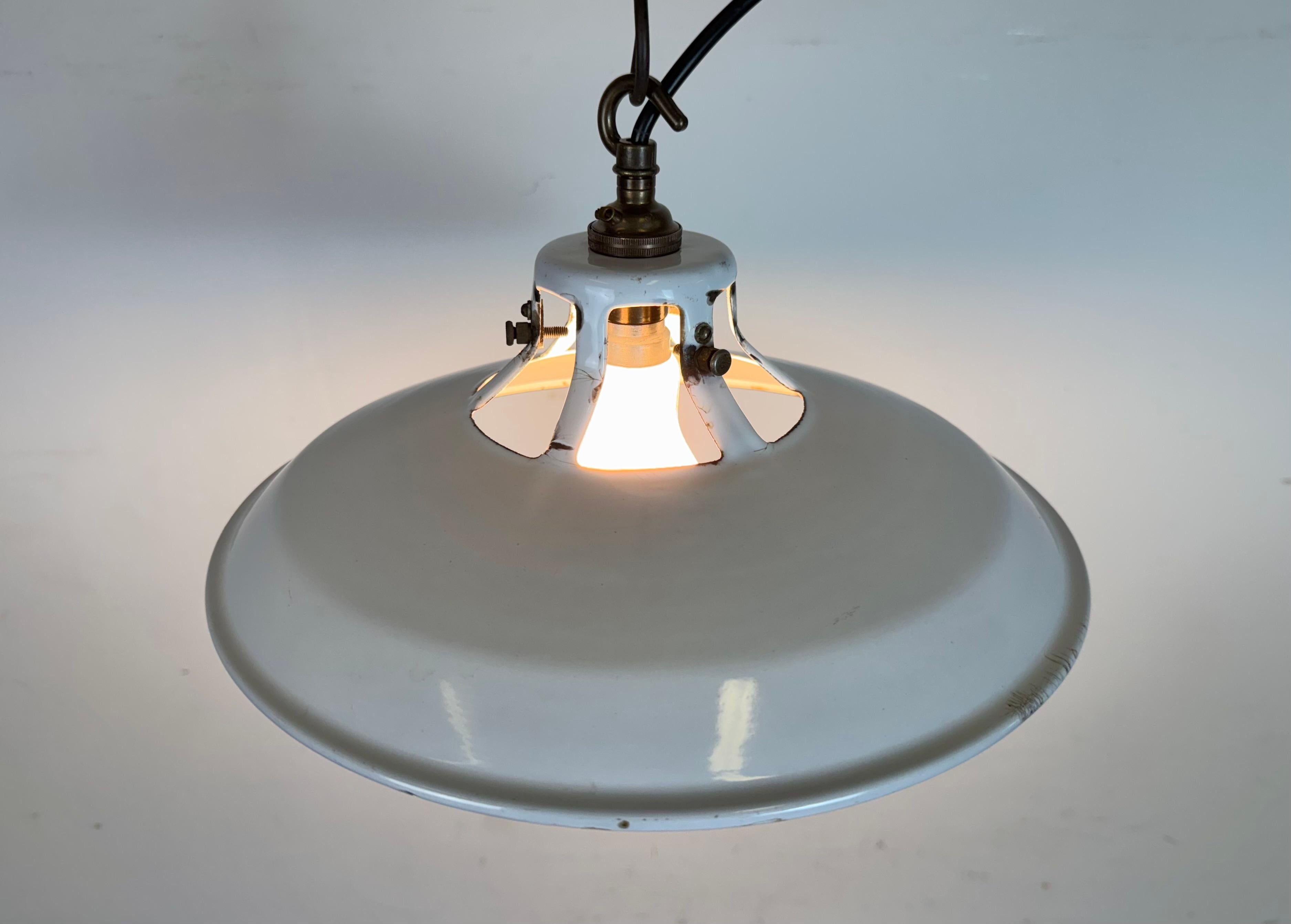 Lampe à suspension industrielle en émail blanc, années 1960 en vente 6