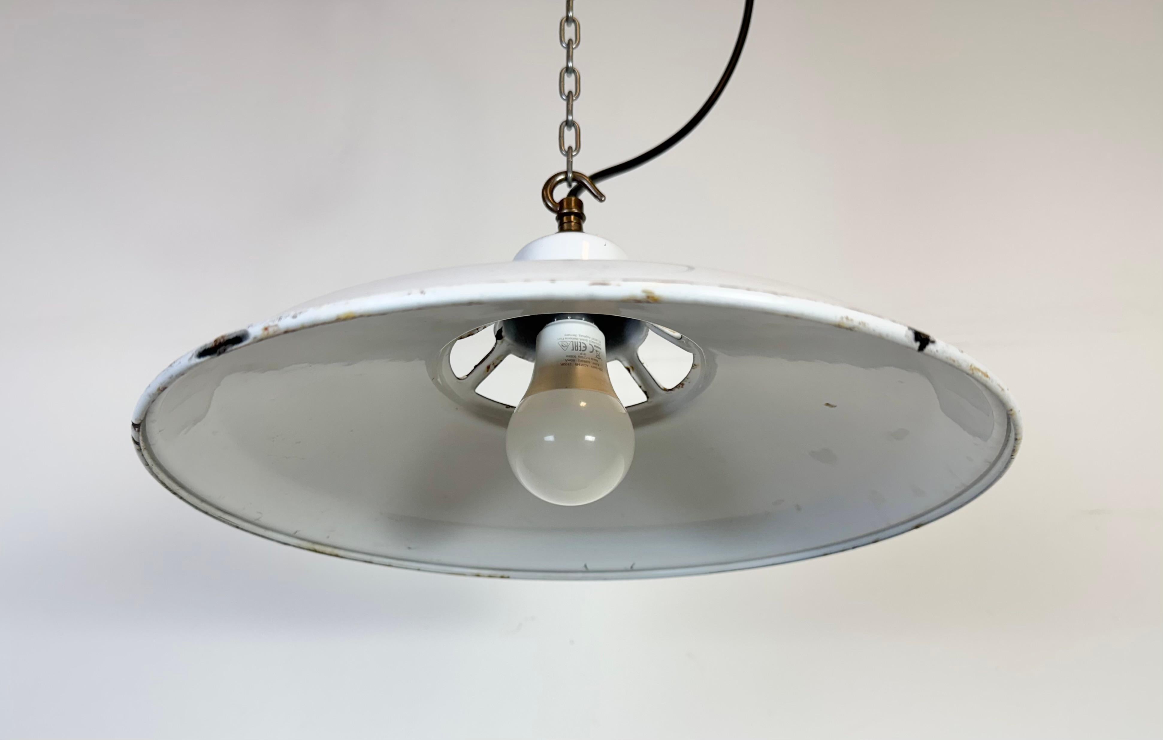 Lampada a sospensione industriale a smalto bianco, anni '60 in vendita 7