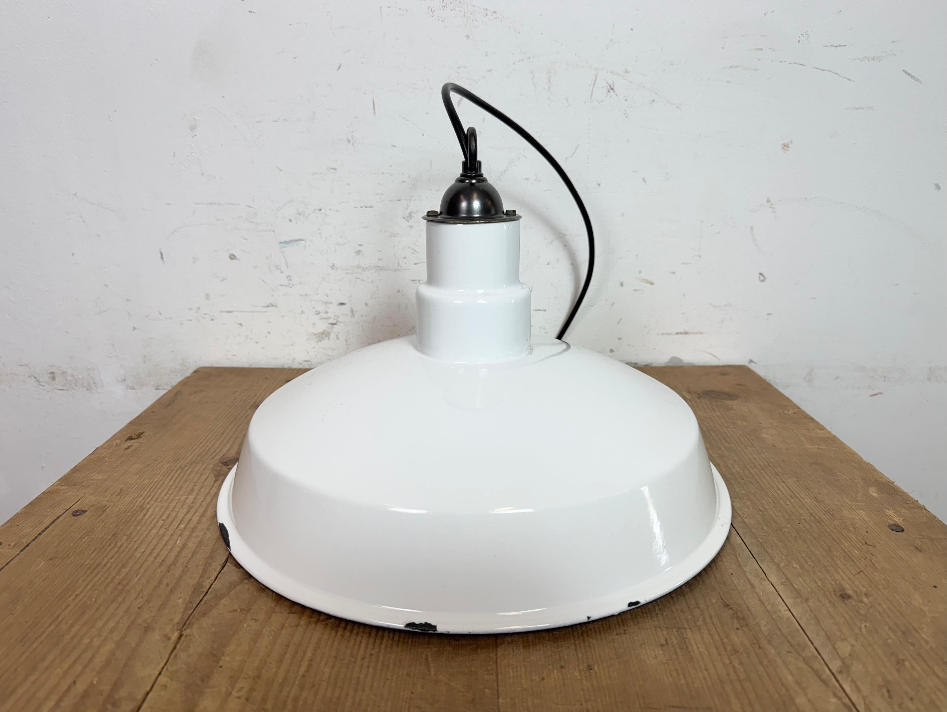 Lampe à suspension industrielle en émail blanc, années 1960 en vente 7