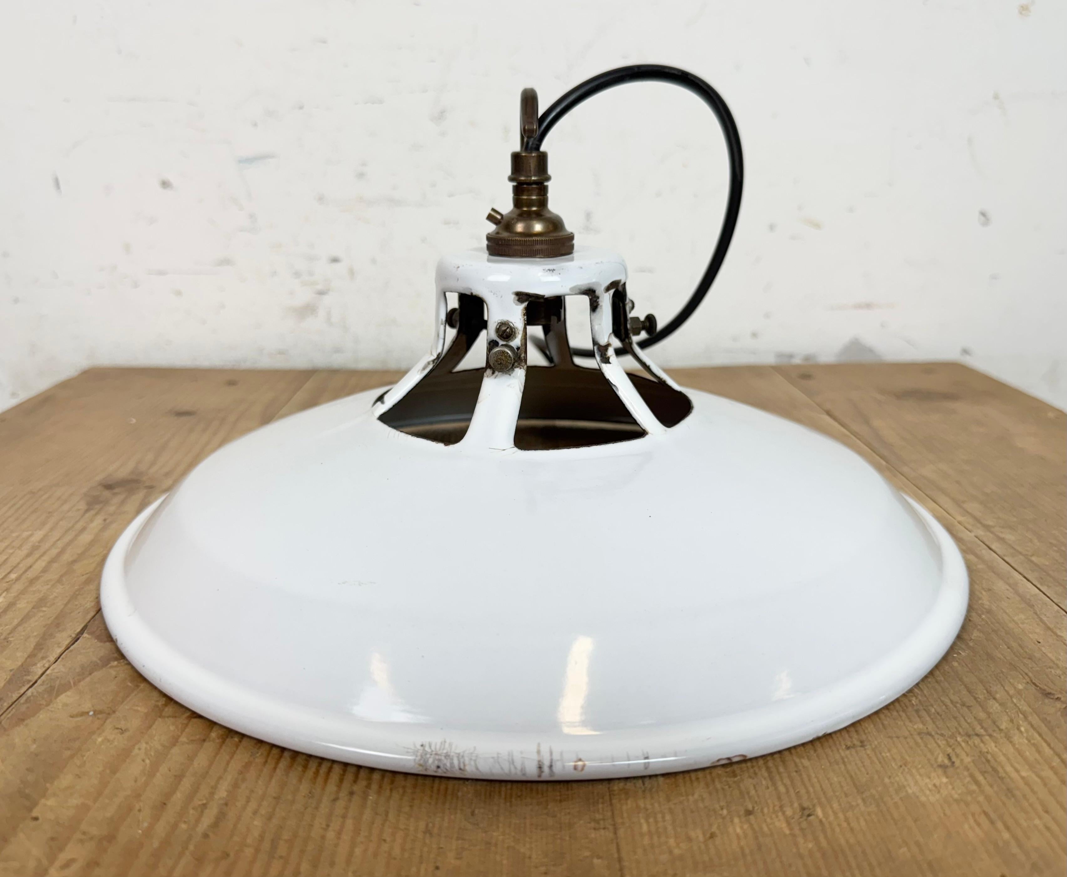 Lampe à suspension industrielle en émail blanc, années 1960 en vente 7