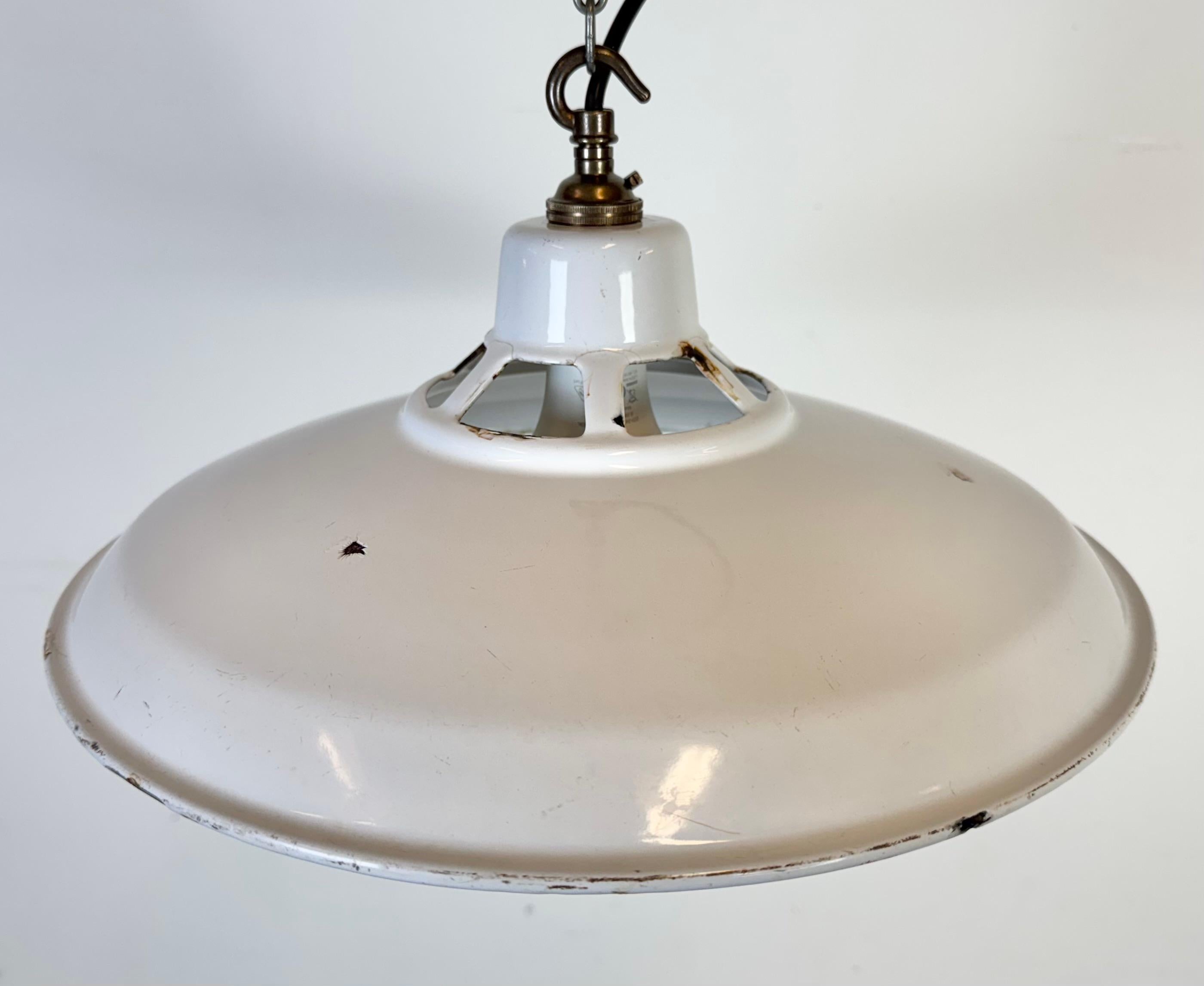 Lampada a sospensione industriale a smalto bianco, anni '60 in vendita 8