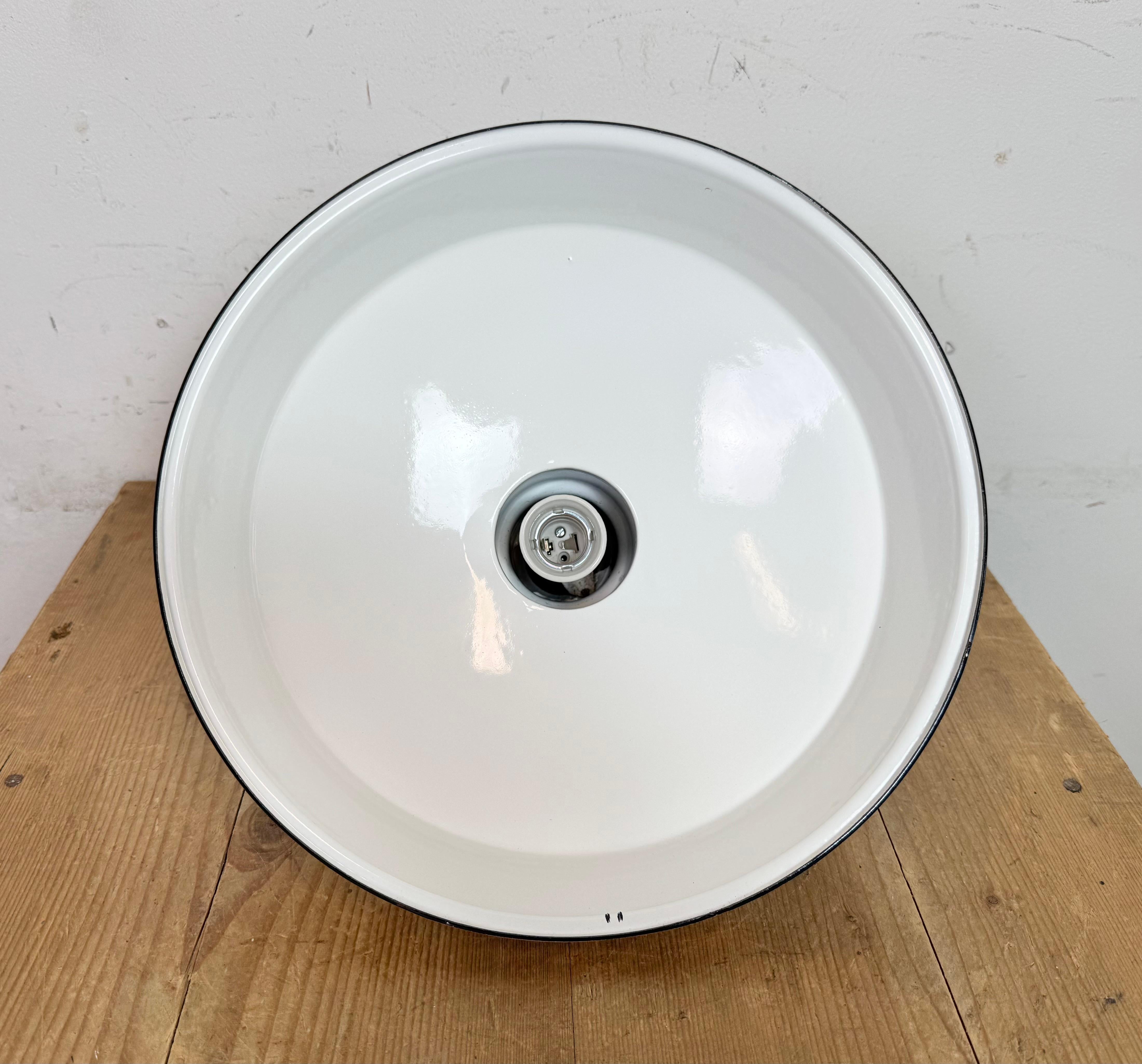 Lampe à suspension industrielle en émail blanc, années 1960 en vente 8