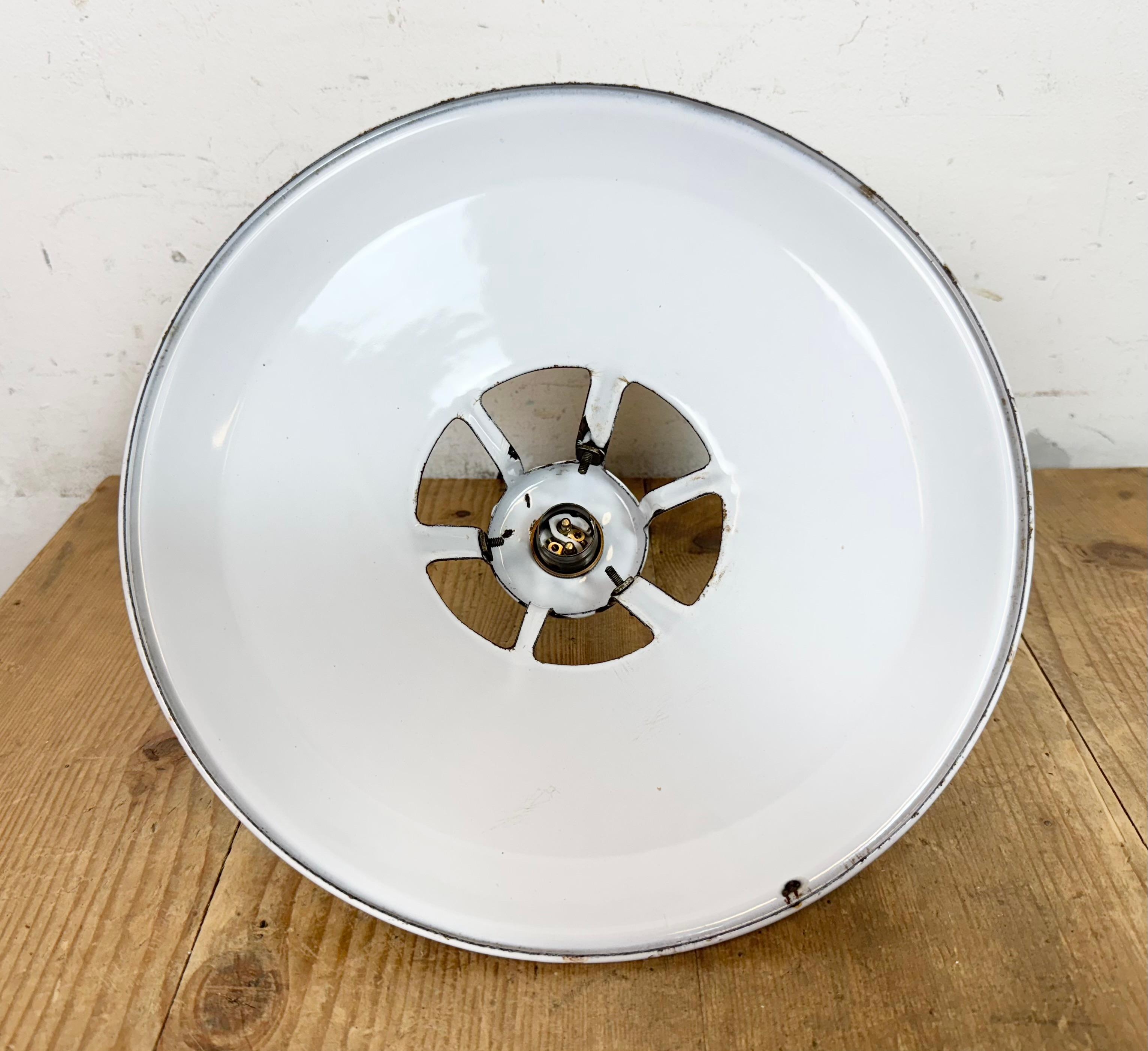 Lampe à suspension industrielle en émail blanc, années 1960 en vente 8