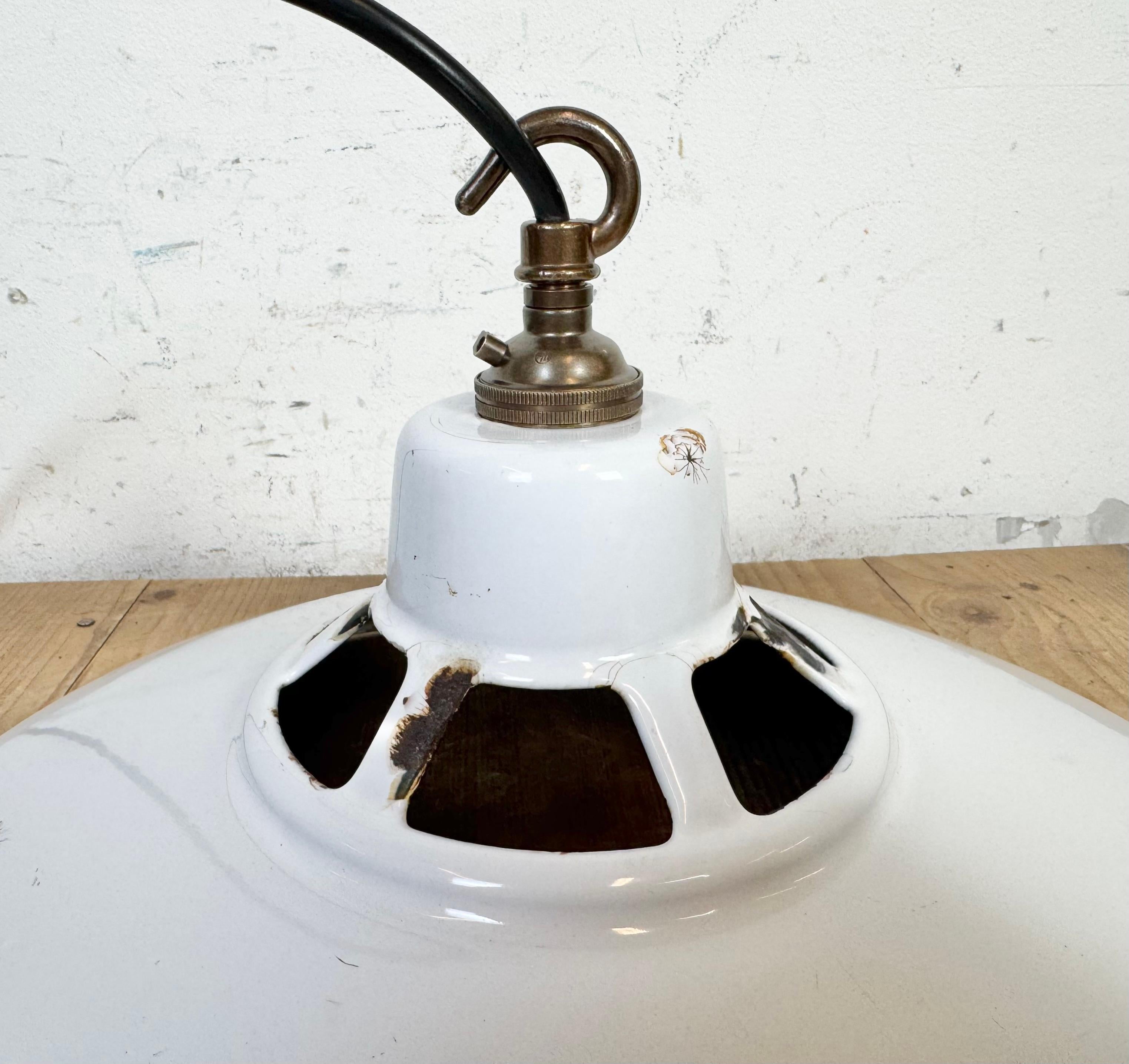 Lampada a sospensione industriale a smalto bianco, anni '60 in vendita 9