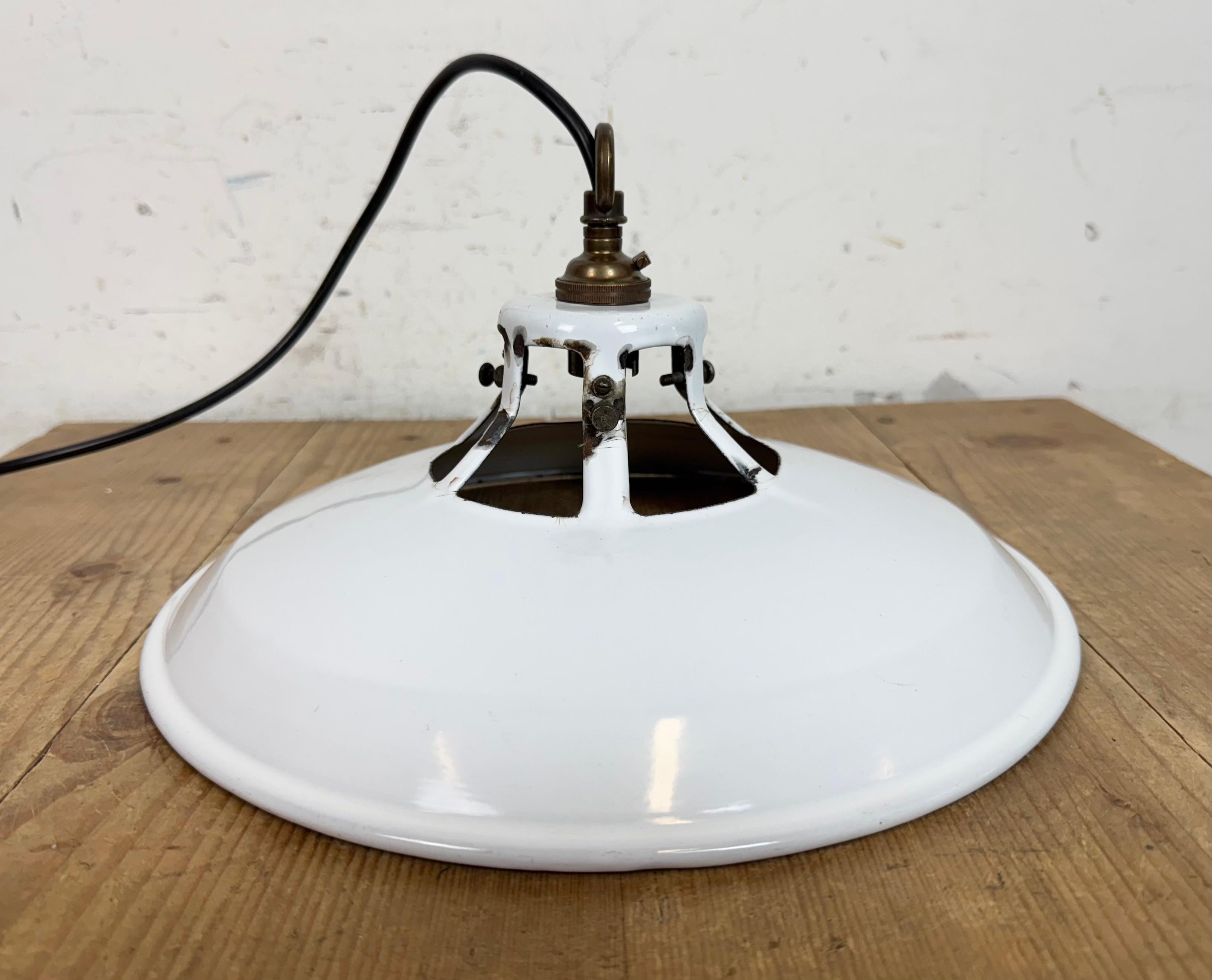 Lampe à suspension industrielle en émail blanc, années 1960 en vente 9