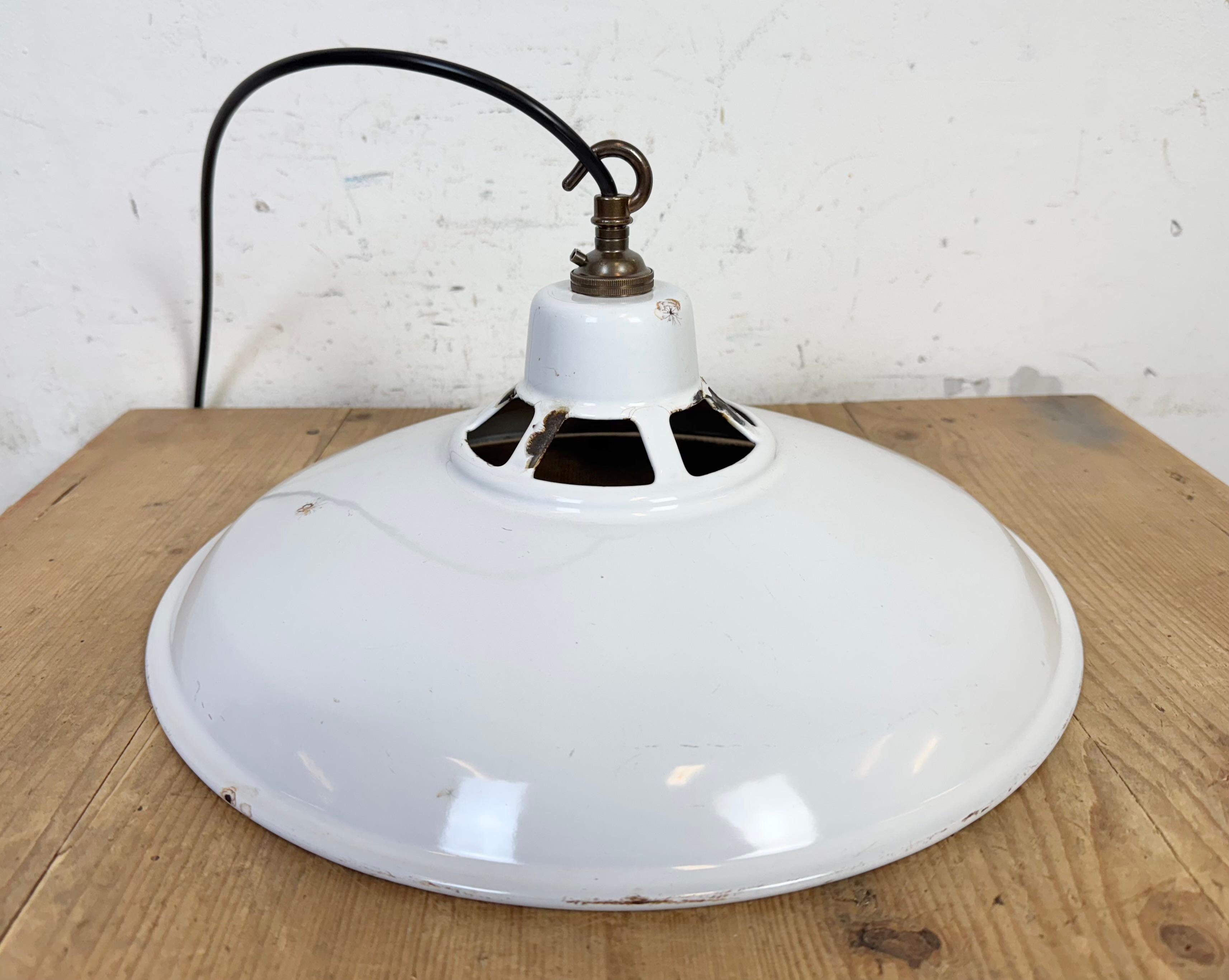 Lampada a sospensione industriale a smalto bianco, anni '60 in vendita 10