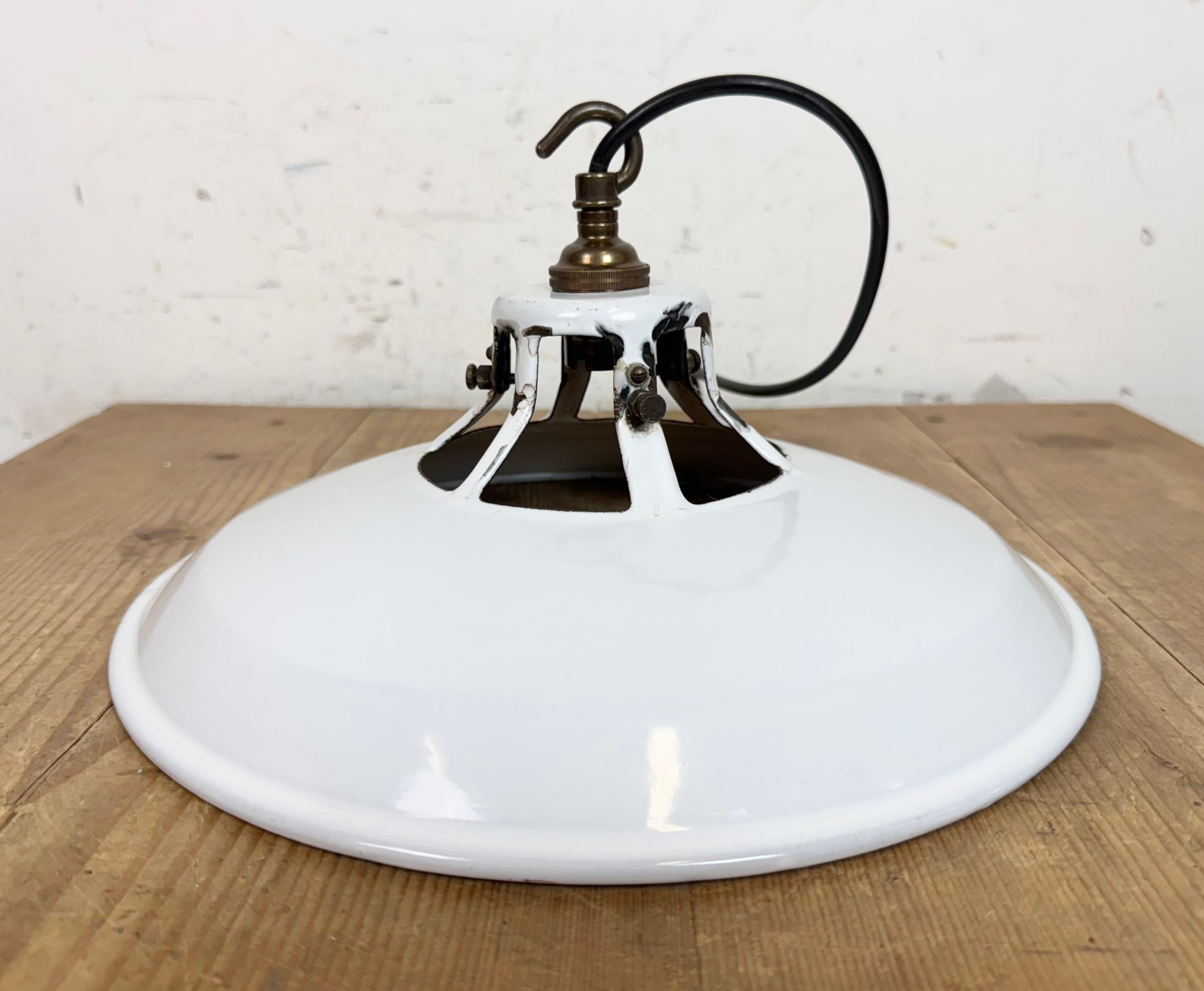 Lampe à suspension industrielle en émail blanc, années 1960 en vente 10