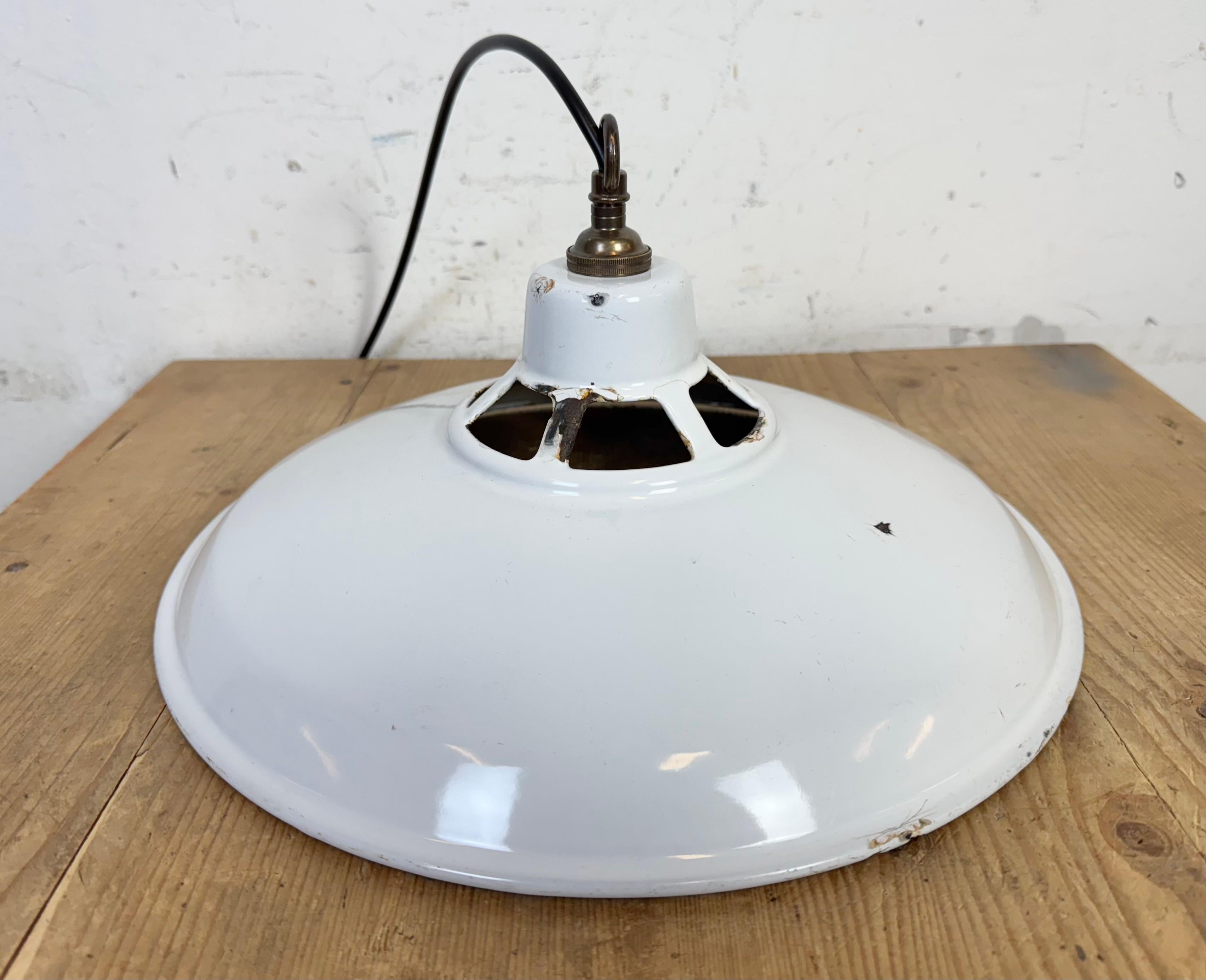 Lampada a sospensione industriale a smalto bianco, anni '60 in vendita 11