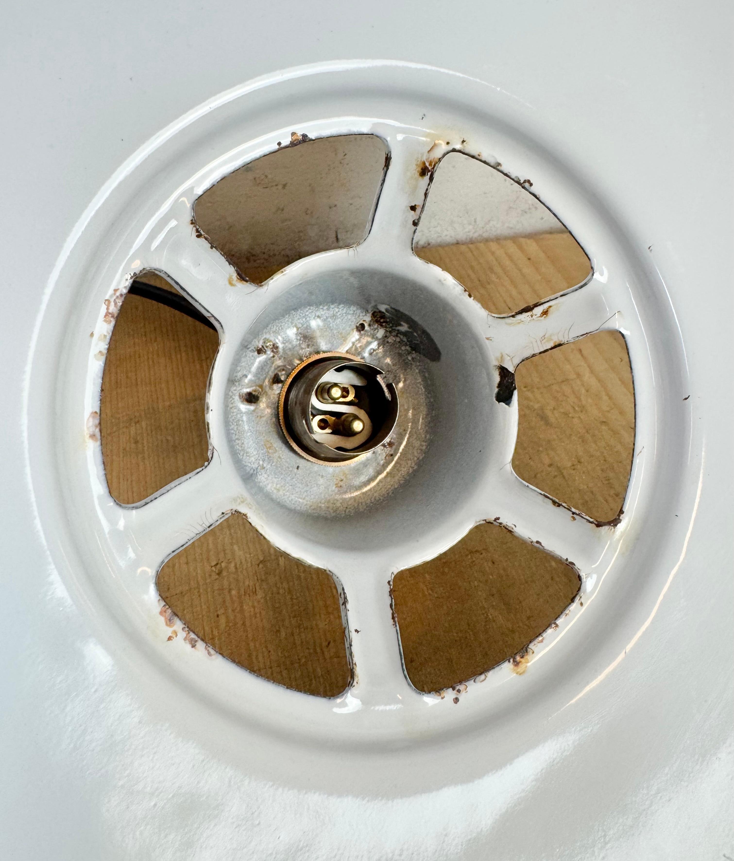 Lampada a sospensione industriale a smalto bianco, anni '60 in vendita 12